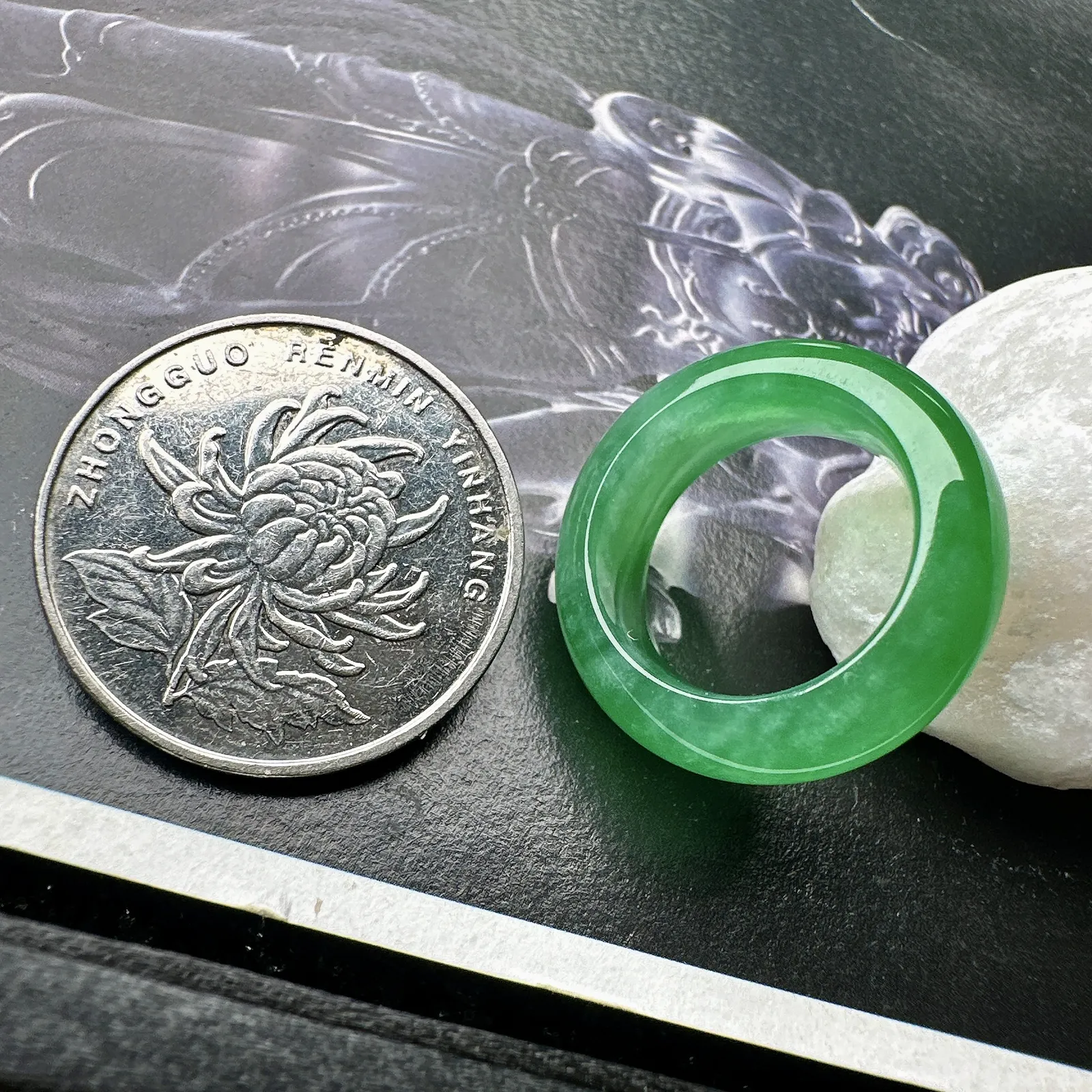 【冰种满绿戒圈】难得的冰润度，难得的好颜色，韵味十足，古色古香。也可当甜甜圈佩戴