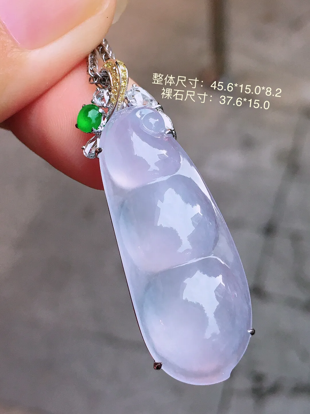 冰紫罗兰福豆吊坠，色泽均匀艳丽，玉质细腻，荧光感超
强，饱满圆润，气质满满。18k
金豪华镶嵌