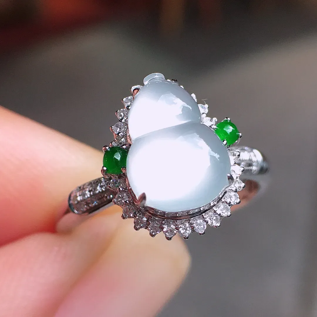 冰种葫芦戒指，玉质细腻，荧光感超
强，饱满圆润，气质满满。18k
金豪华镶嵌