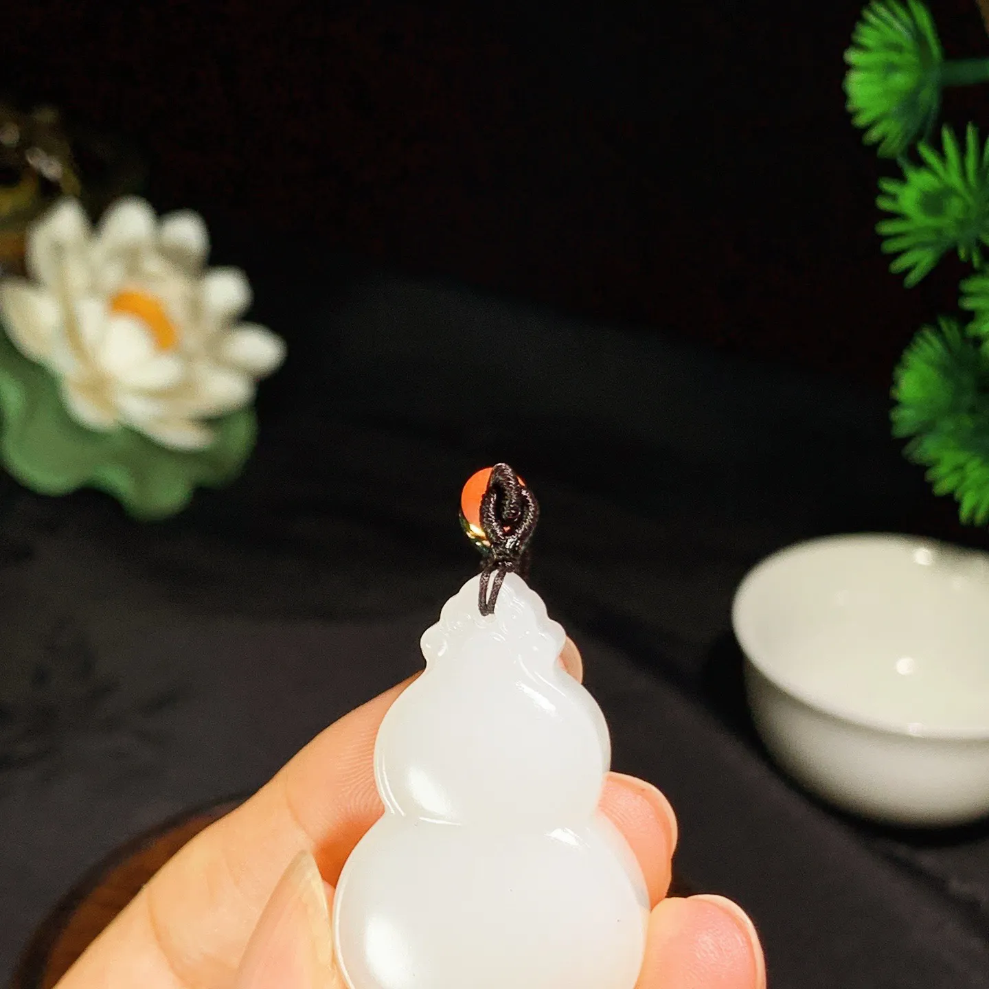 和田玉羊脂白玉福禄葫芦挂件。尺寸37.2/24.2/12.6重18.8克 玉质细腻油润 底色纯净 脂粉好，品质好。lt250825