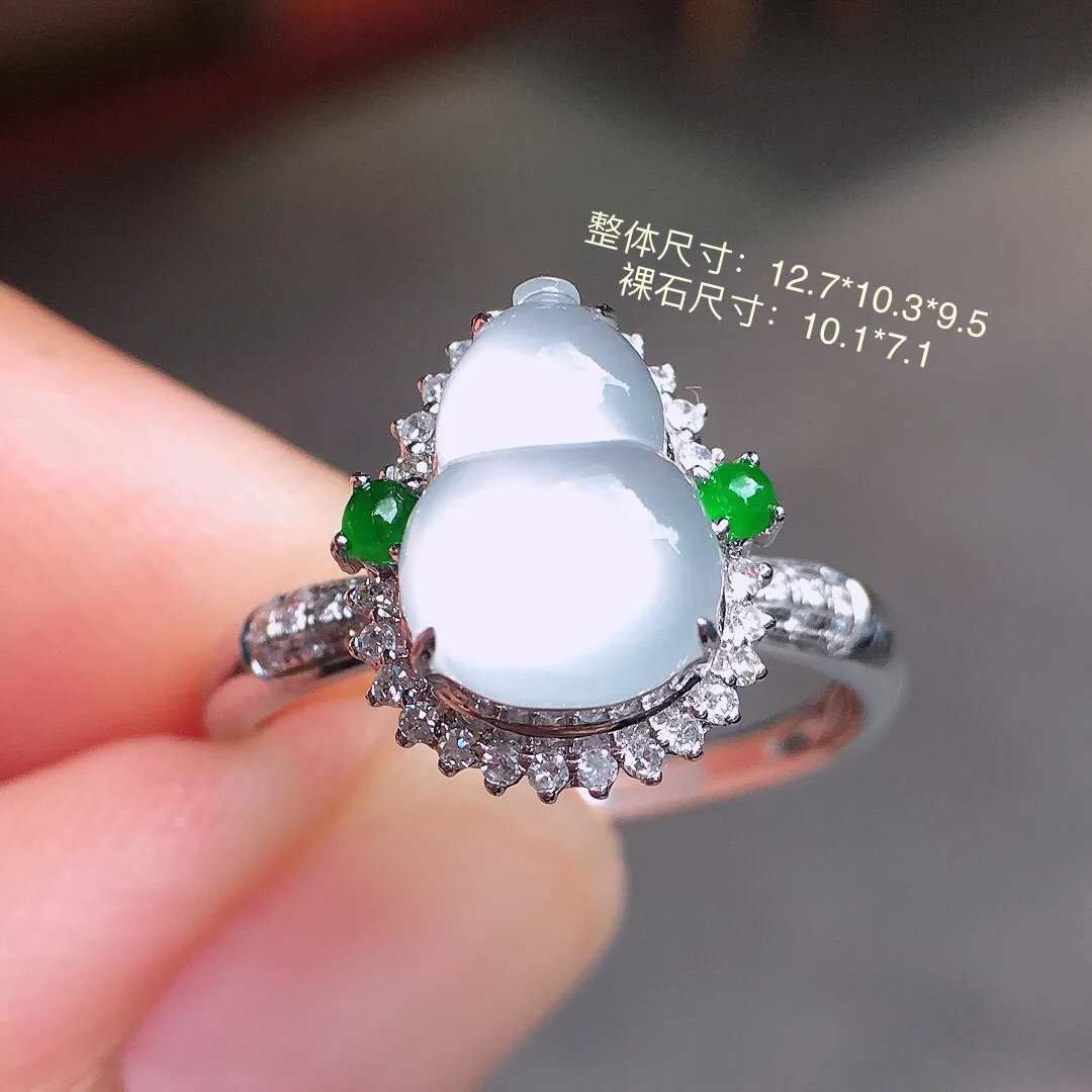 冰种葫芦戒指，玉质细腻，荧光感超
强，饱满圆润，气质满满。18k
金豪华镶嵌