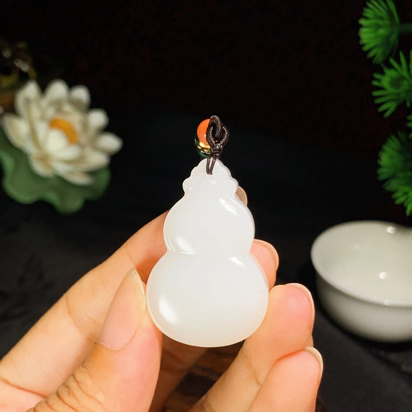 和田玉羊脂白玉福禄葫芦挂件。尺寸37.2/24.2/12.6重18.8克 玉质细腻油润 底色纯净 脂粉好，品质好。lt250825