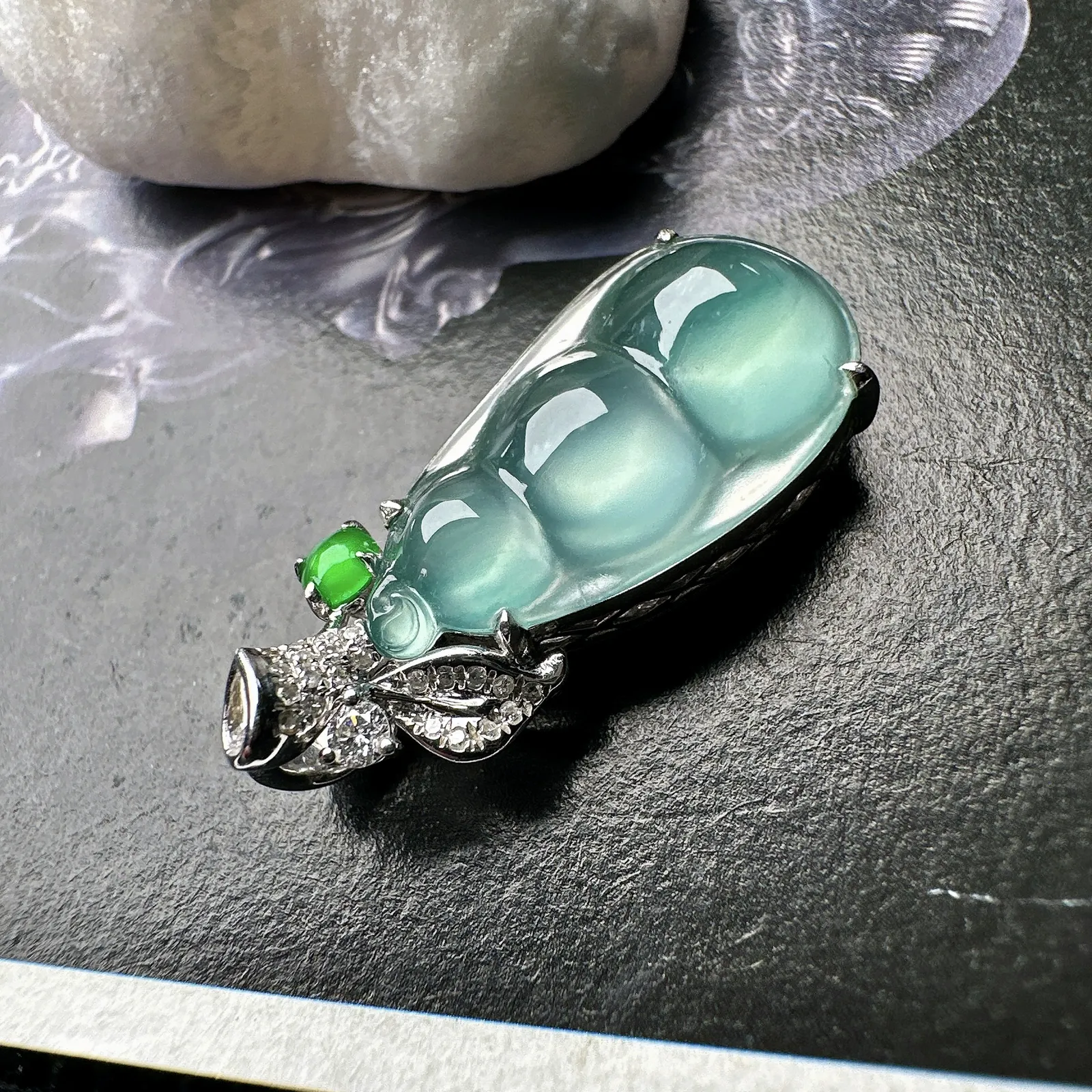 【玻璃种福豆吊坠】小精品，天空蓝老料，起钢光，种地上乘，冰感十足，通透起光，饱满圆润，18k金钻镶嵌，裸石尺寸21.4*12.1*5.2毫米。