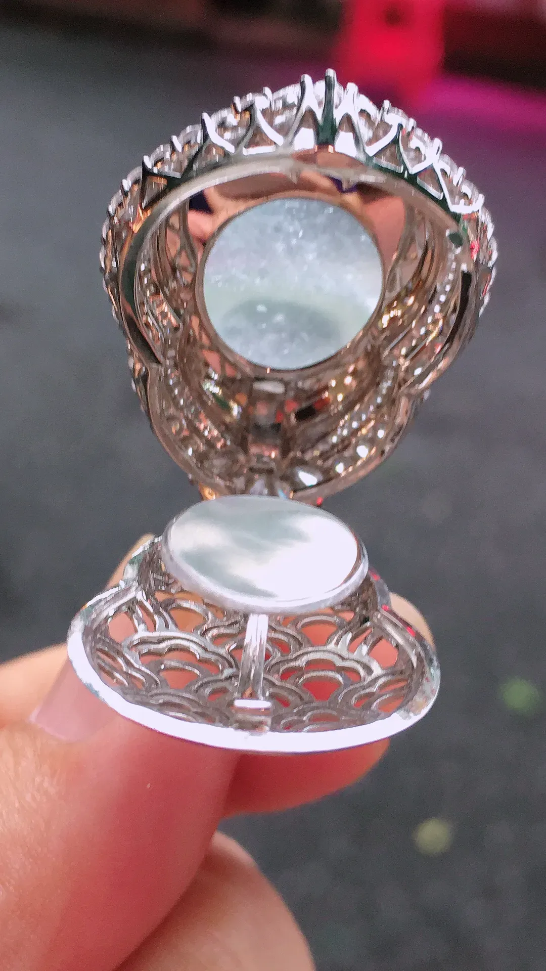 冰种葫芦吊坠，玉质细腻，荧光感超
强，饱满圆润，气质满满。18k
金豪华镶嵌