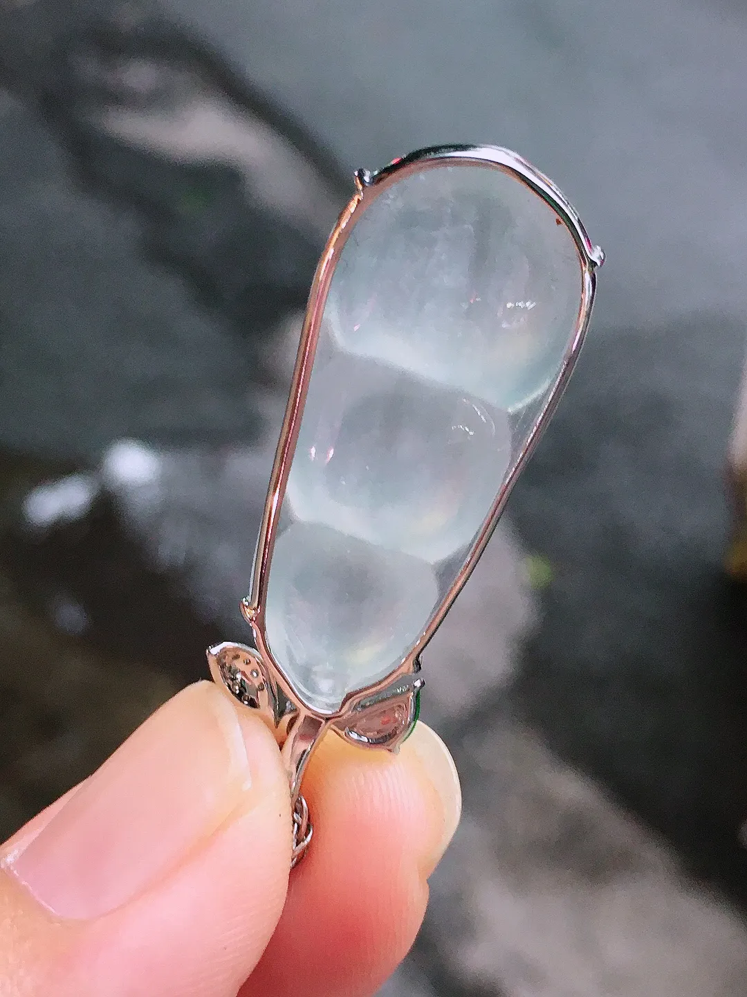 冰种福豆吊坠，玉质细腻，荧光感超
强，饱满圆润，气质满满。18k
金豪华镶嵌