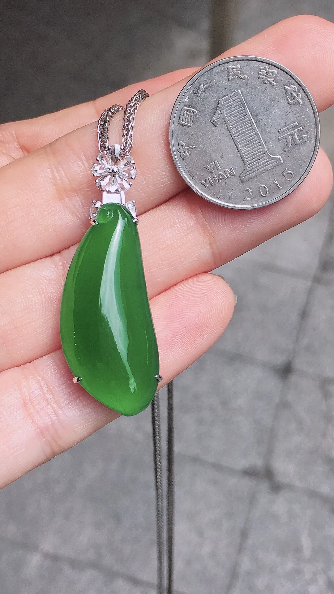满绿福瓜吊坠，色泽均匀浓郁，玉质细腻，荧光感超
强，饱满圆润，气质满满。18k
金豪华镶嵌