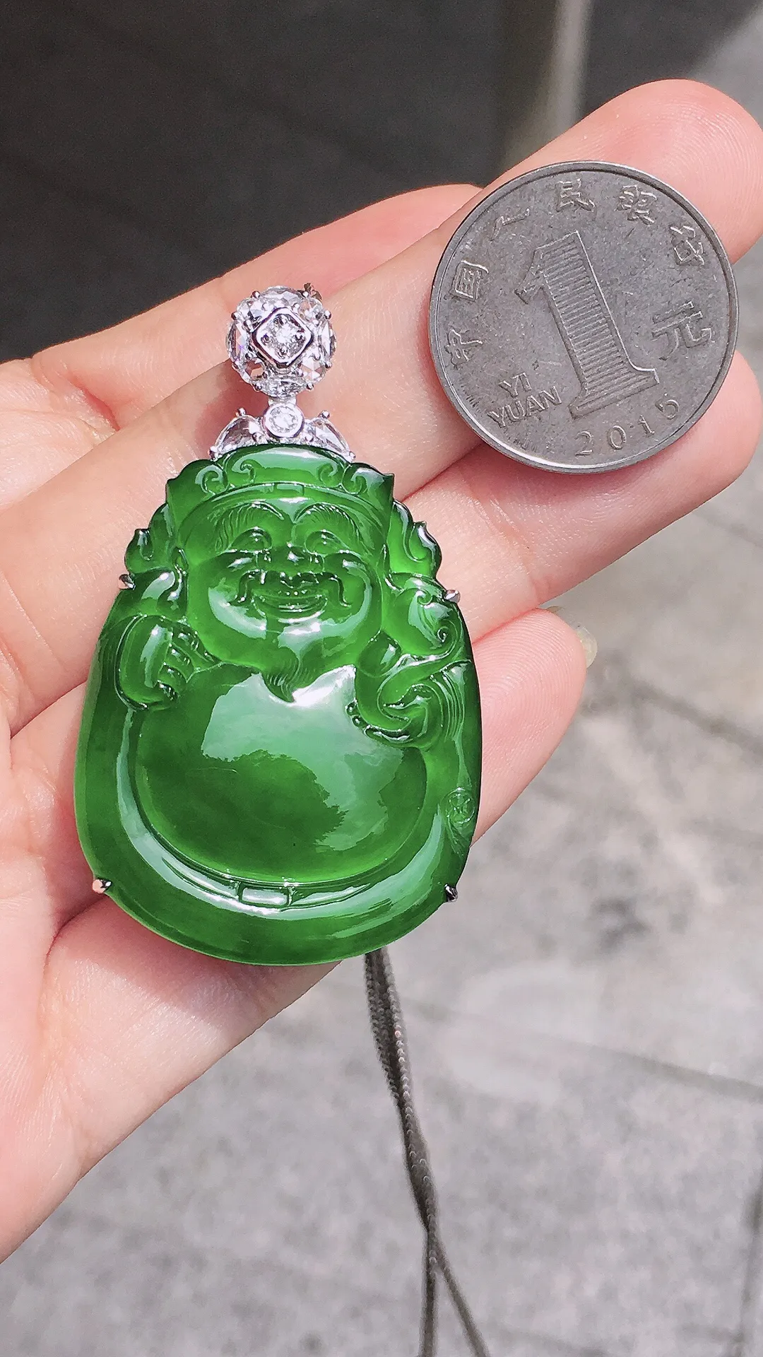 满绿【财神爷】吊坠，色泽均匀浓郁，玉质细腻，荧光感超
强，饱满圆润，气质满满。18k
金豪华镶嵌
