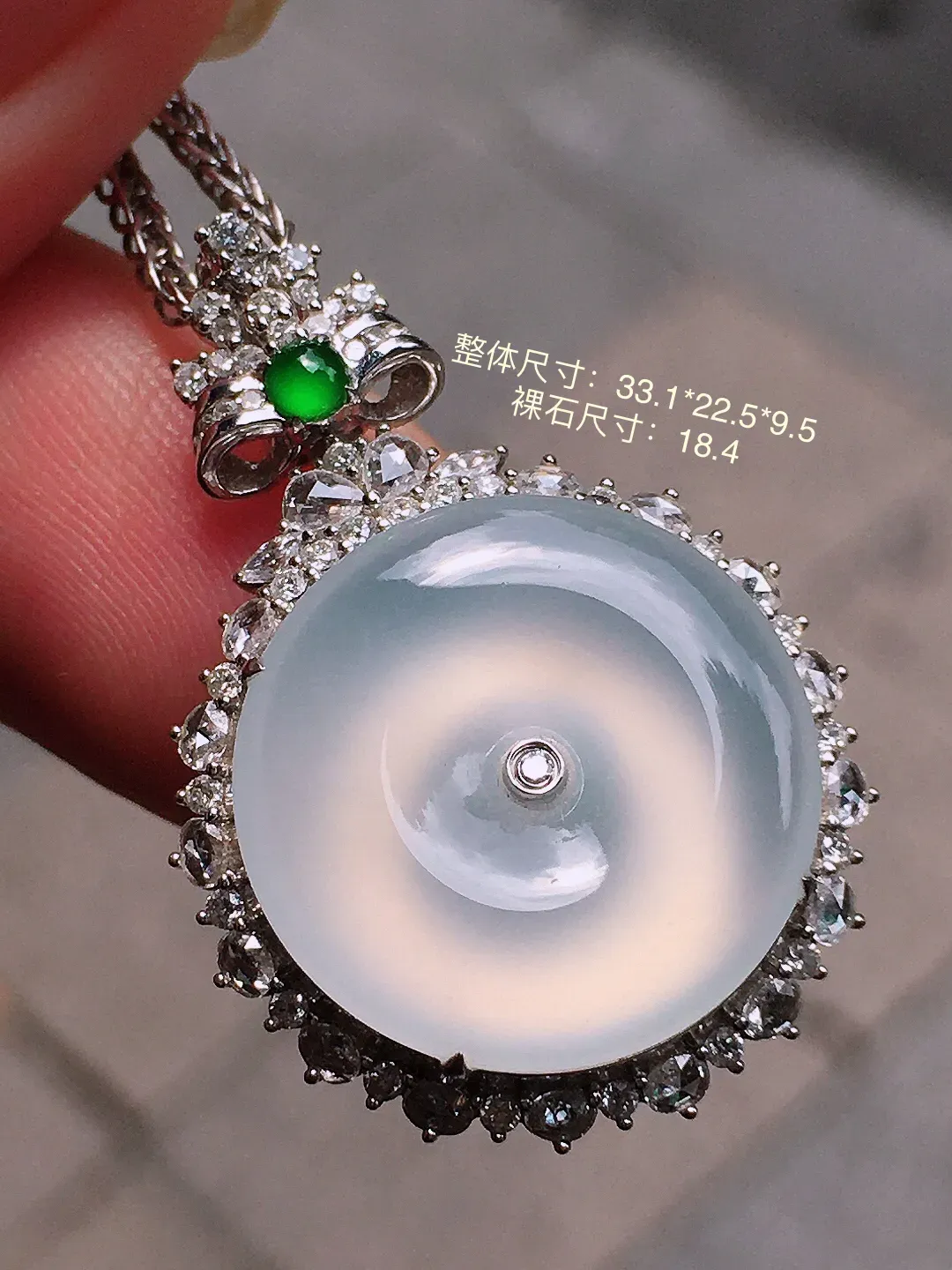 冰种平安扣吊坠，玉质细腻，荧光感超
强，饱满圆润，气质满满。18k
金豪华镶嵌
