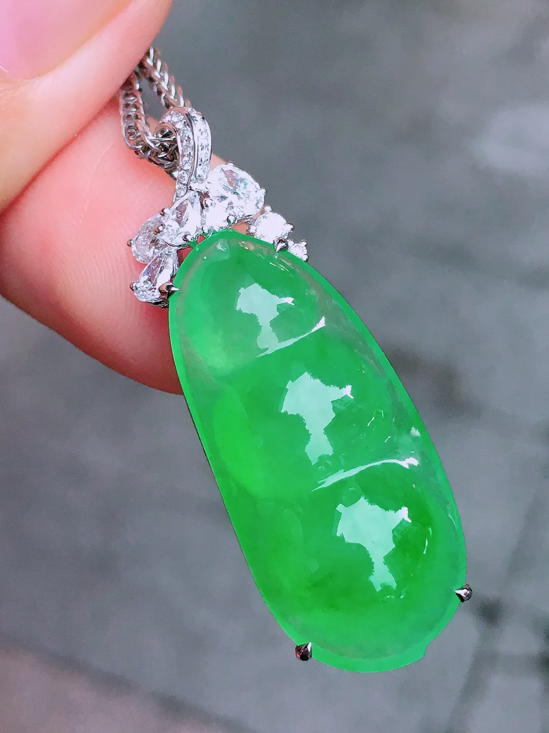 冰绿福豆吊坠，色泽均匀艳丽，玉质细腻，荧光感超
强，饱满圆润，气质满满。18k
金豪华镶嵌