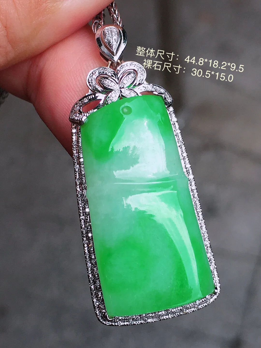 阳绿【节节高升】吊坠，色泽艳丽，玉质细腻，荧光感超
强，饱满圆润，气质满满。18k
金豪华镶嵌