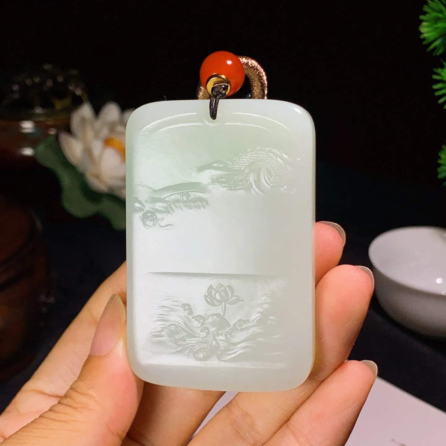 和田玉俄翠大如来牌子挂件。尺寸66.2/42.8/12重89.5克 玉质细腻油润 底色纯净 脂粉好，品质好。lt250825