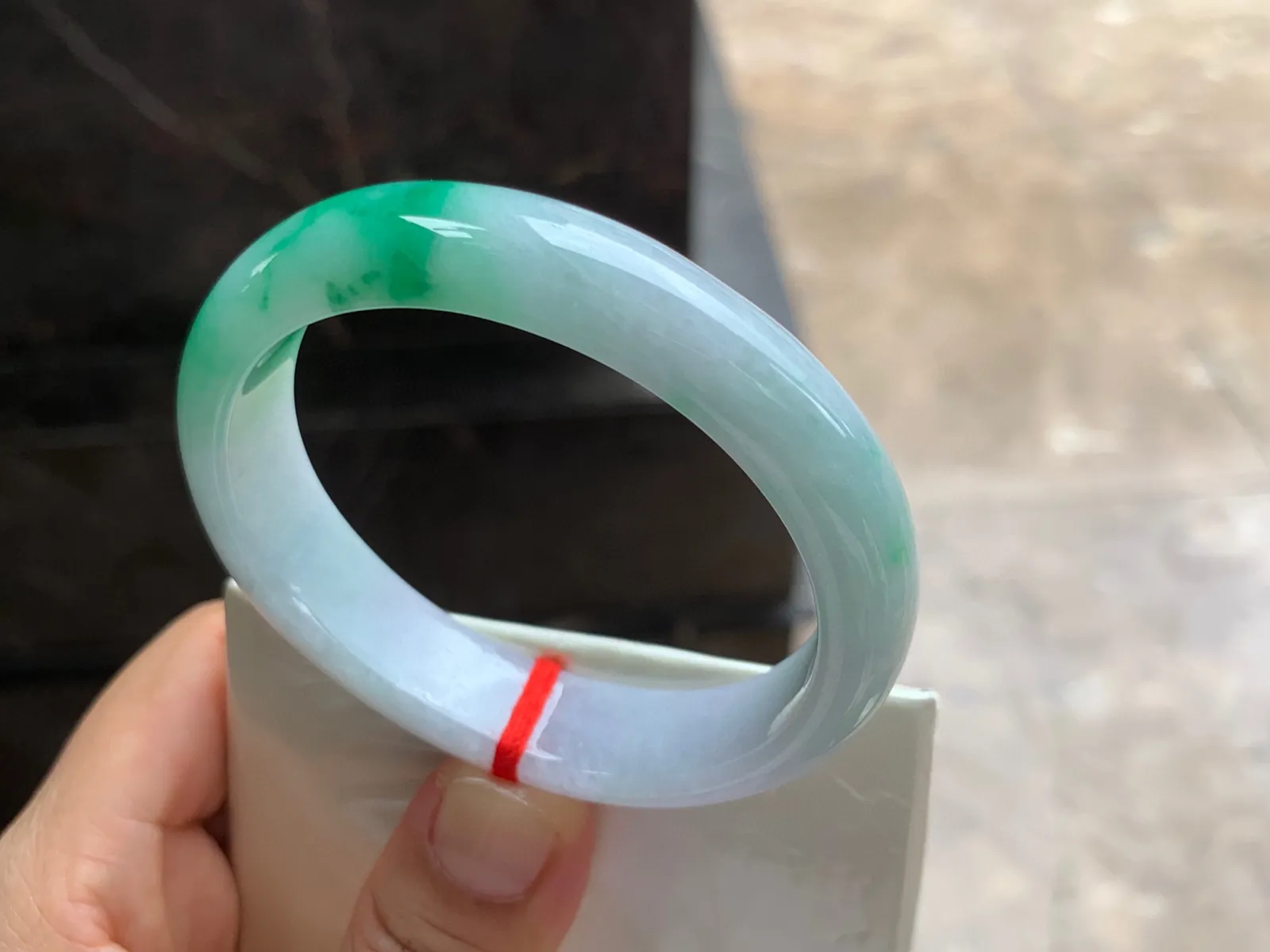 54-13.5-7.5mm
带色贵妃手镯 底子细腻 一抹色很漂亮 正圈51/52可带