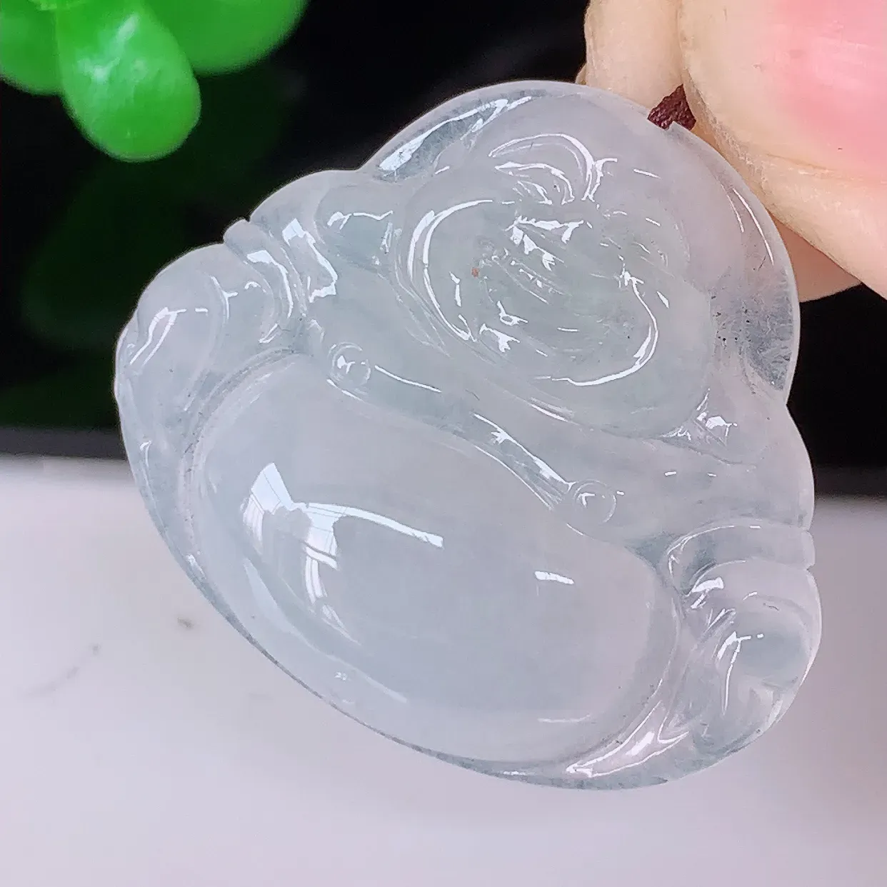 自然光实拍，冰种佛公翡翠吊坠，饱满， 佛公亦保平安，寓意有福（佛公）相伴，品相佳，配戴优雅迷人！#57.26