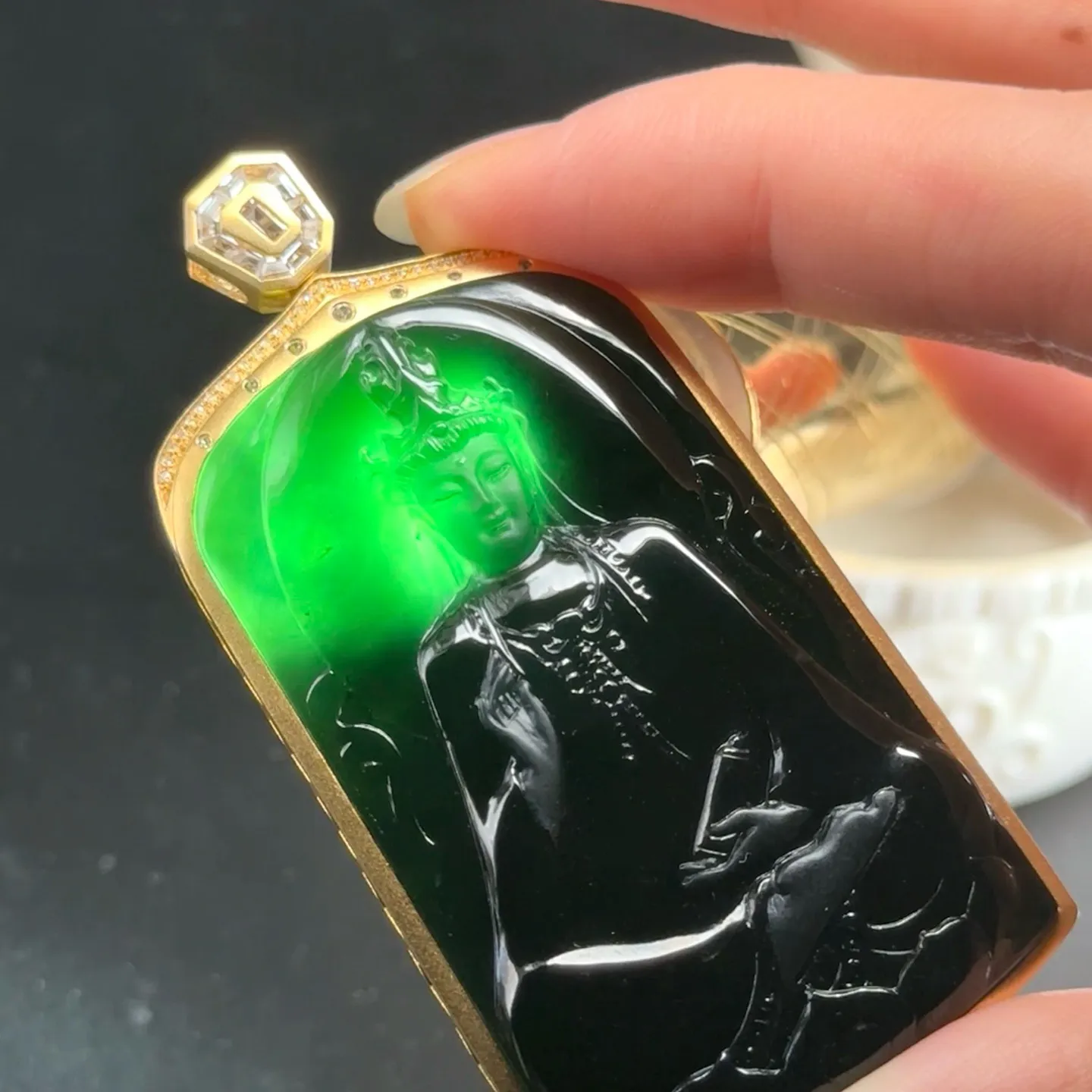 精品18k墨翠素衣观音 种好色正 黑度极好 打灯通透
