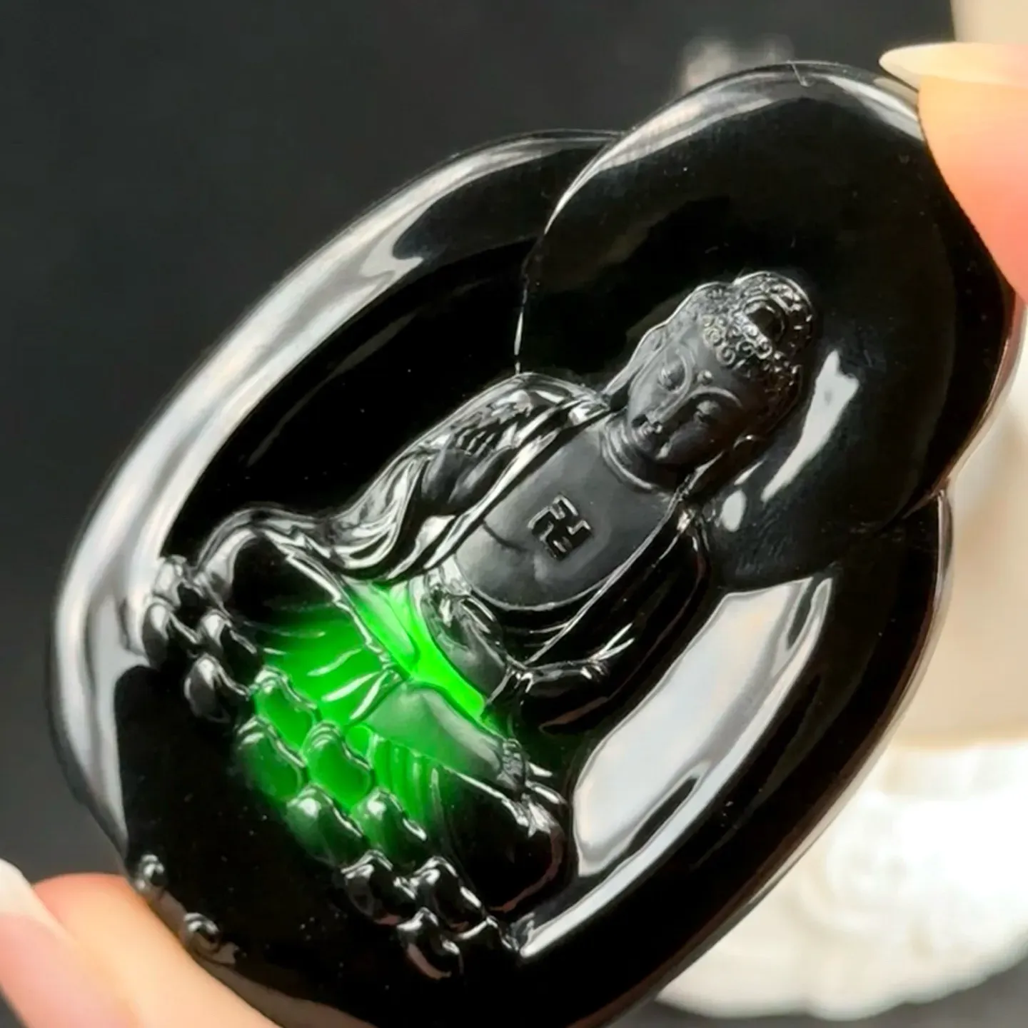 精品墨翠大日如来 种好色正 黑度极好 打灯通透 油性十足
