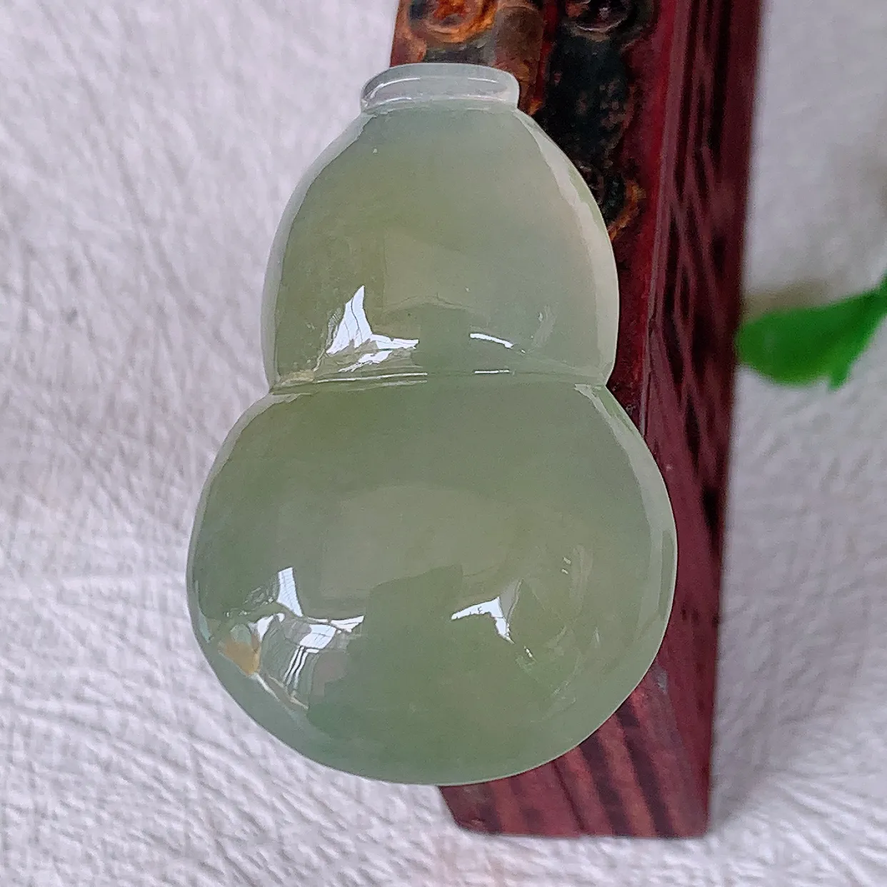 自然光实拍，冰胶黄翡翡翠葫芦吊坠，葫芦寓意福禄双全，财源滚滚，饱满，清新脱俗，佩戴效果优雅迷人！#0