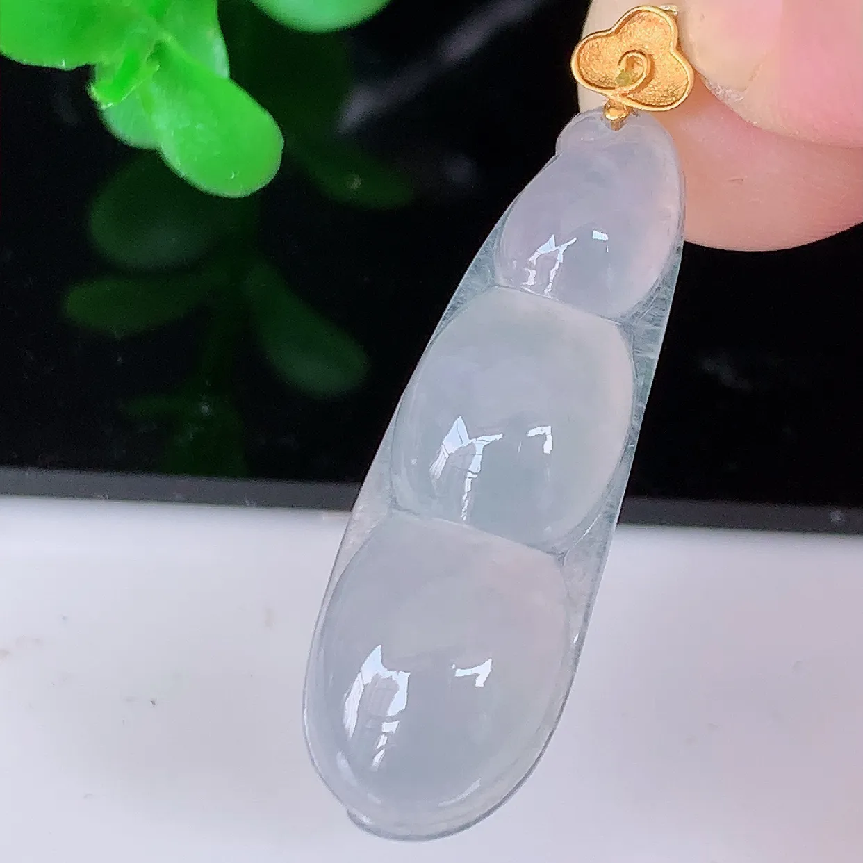 18K金镶嵌冰种翡翠四季豆吊坠，平安豆福豆玉坠，冰润通透，豆粒饱满，寓意：豆蔻年华！#01.26