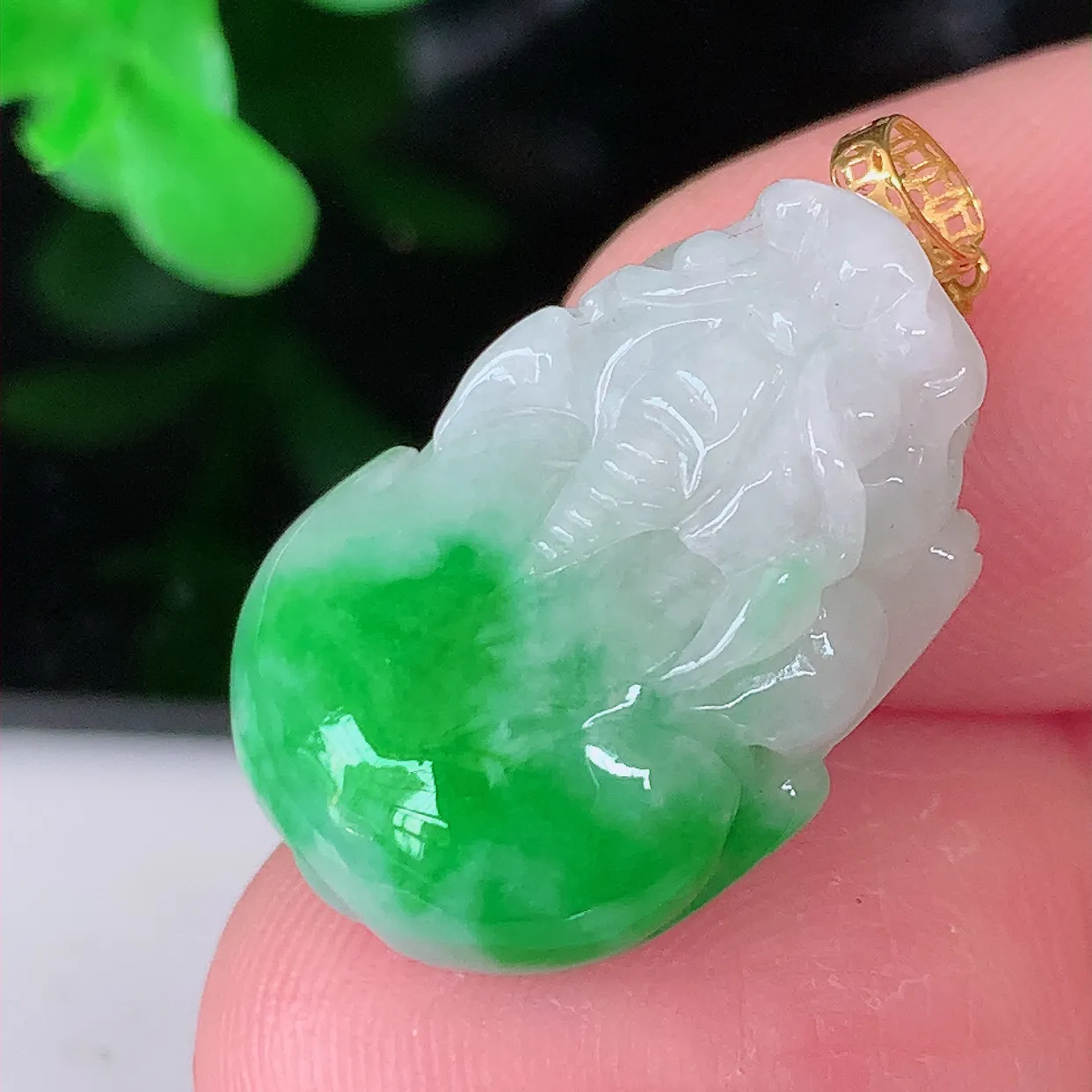 18K金镶嵌飘绿翡翠招财貔貅吊坠，民间有“一摸貔貅运程旺盛，再摸貔貅财运滚滚，三摸貔貅平步青云 ”的美好祝愿。#1.26