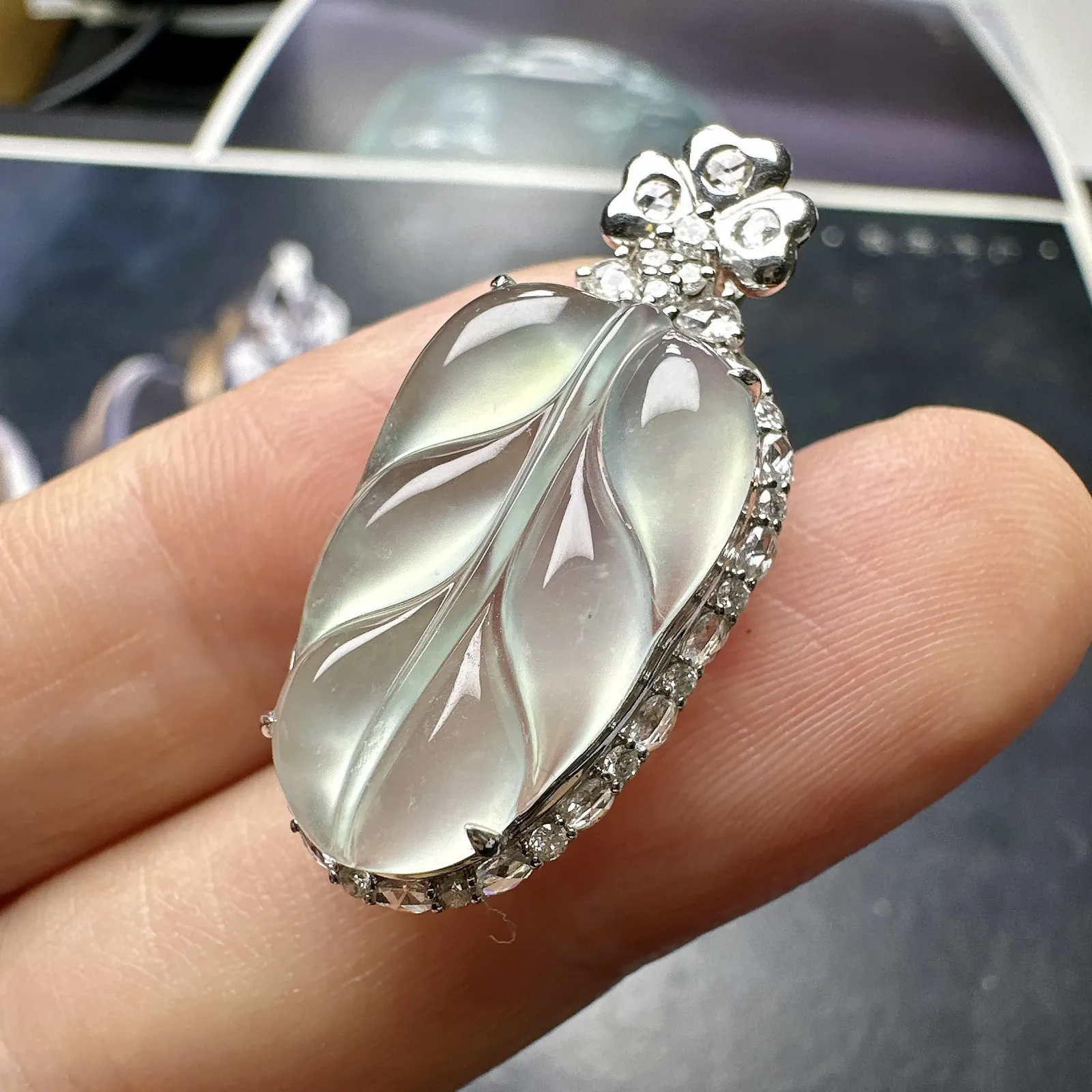 【冰种叶吊坠】金枝玉叶，种水上乘，晶莹剔透，纯净通透，莹光感很强。18k金钻镶嵌，裸石尺寸20.6*12.3*3.7毫米