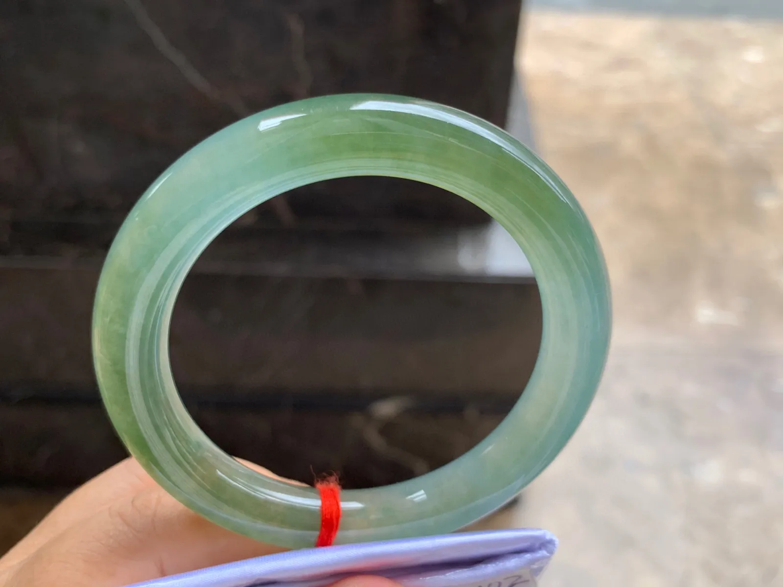 56-10mm
冰种橄榄绿手镯 冰透水润 颜色漂亮独特