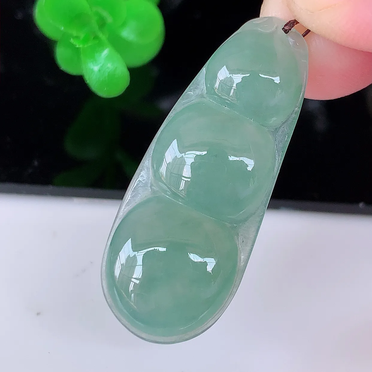 自然光实拍，冰种晴绿翡翠四季豆吊坠，平安豆福豆玉坠，冰润通透，豆粒饱满，寓意：豆蔻年华！#57.26
