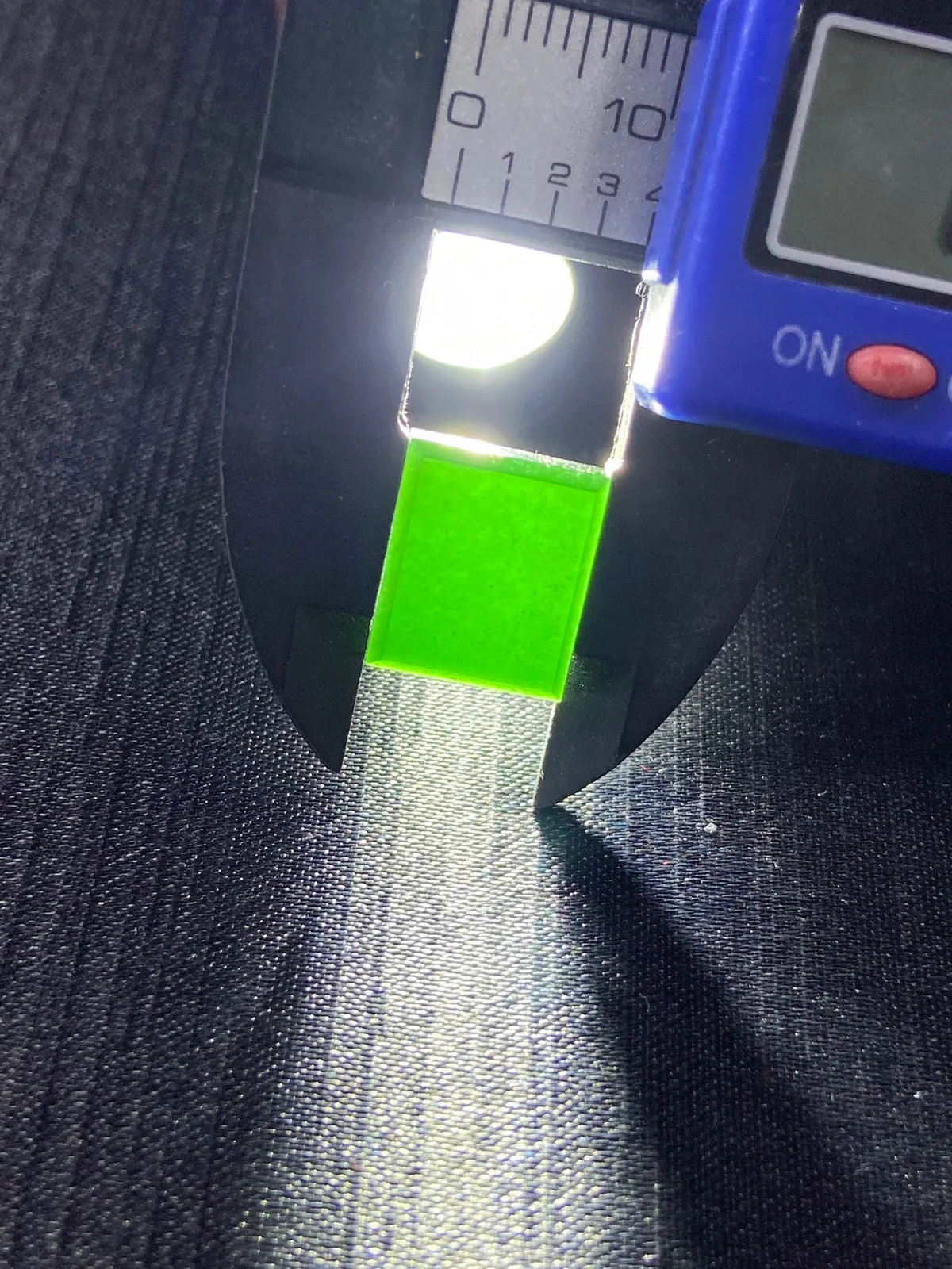 【墨翠裸石】
 黑度好 灯打通透 品相饱满大气 尺寸12.4