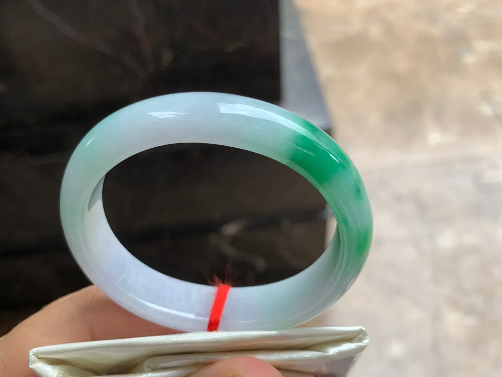 54-13.5-7.5mm
带色贵妃手镯 底子细腻 一抹色很漂亮 正圈51/52可带