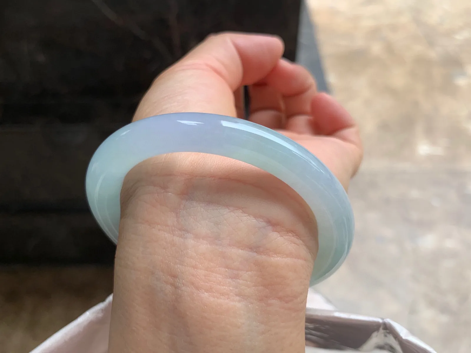 54.5-9.5mm
冰种淡春彩圆条手镯 温润细腻 清新淡雅 上手灵动秀美