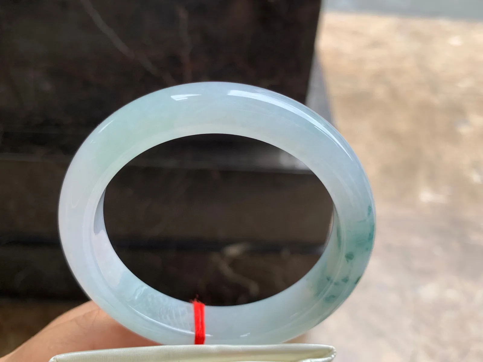 59-12.5-9mm
糯冰飘花大圈口手镯 底子细腻干净 水润蓝花