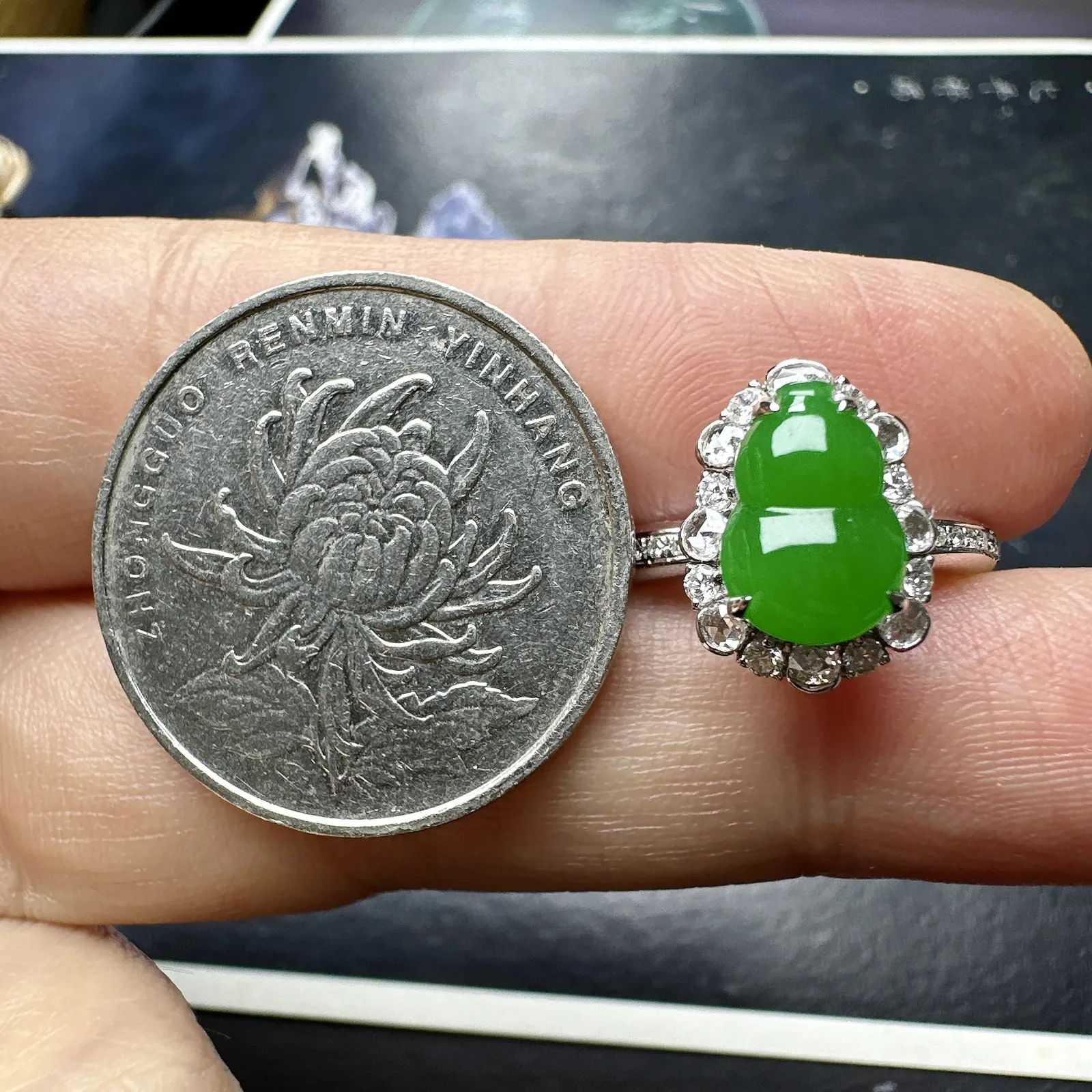 【冰糯种满绿葫芦戒指】种水色俱全，冰透闪亮，通透感饱满度很好，18k金钻豪华镶嵌，裸石尺寸9.5*6.5*3毫米