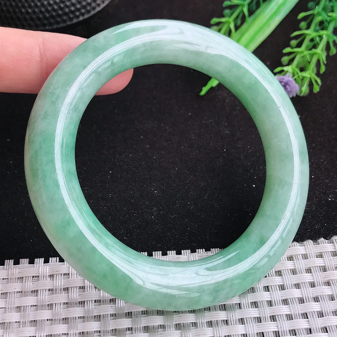 自然光54.5/12.1老坑秀气温润浅绿胖圆条手镯天然翡翠玉镯女款