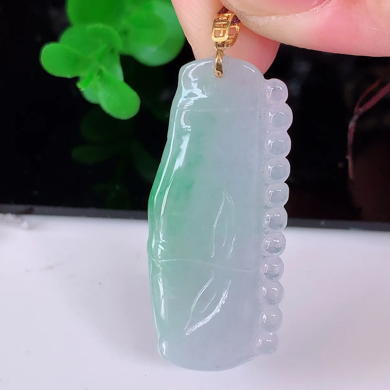 自然光实拍，18K金镶嵌冰飘绿翡翠节节高竹节玉坠，款式时尚大方，竹节寓意好，佩戴事业，学业节节高升！