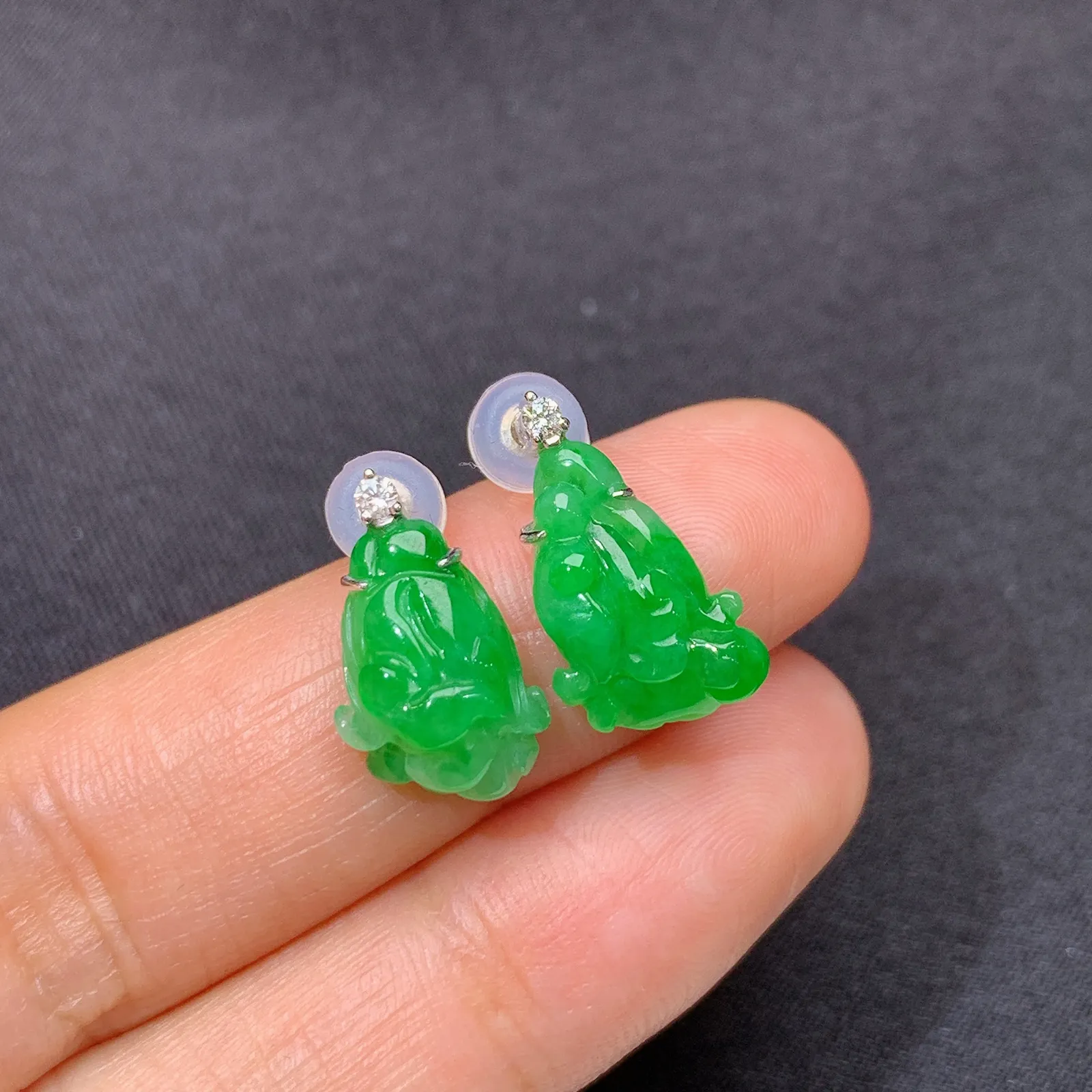 阳绿白菜耳坠，18k金镶嵌，简约时尚，冰润色阳，种水足Zha 尺寸12.7*8.8*4.1
