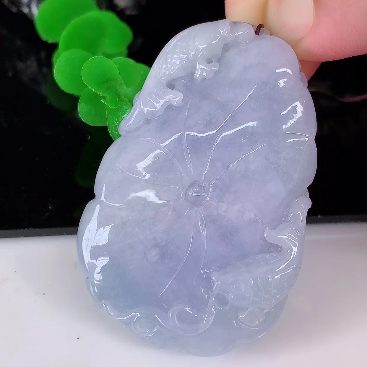 自然光实拍，冰润紫罗兰翡翠荷叶鱼、和和美美玉坠，财源广进，自然隐逸、荷本是素不着尘之物，有和美之寓意