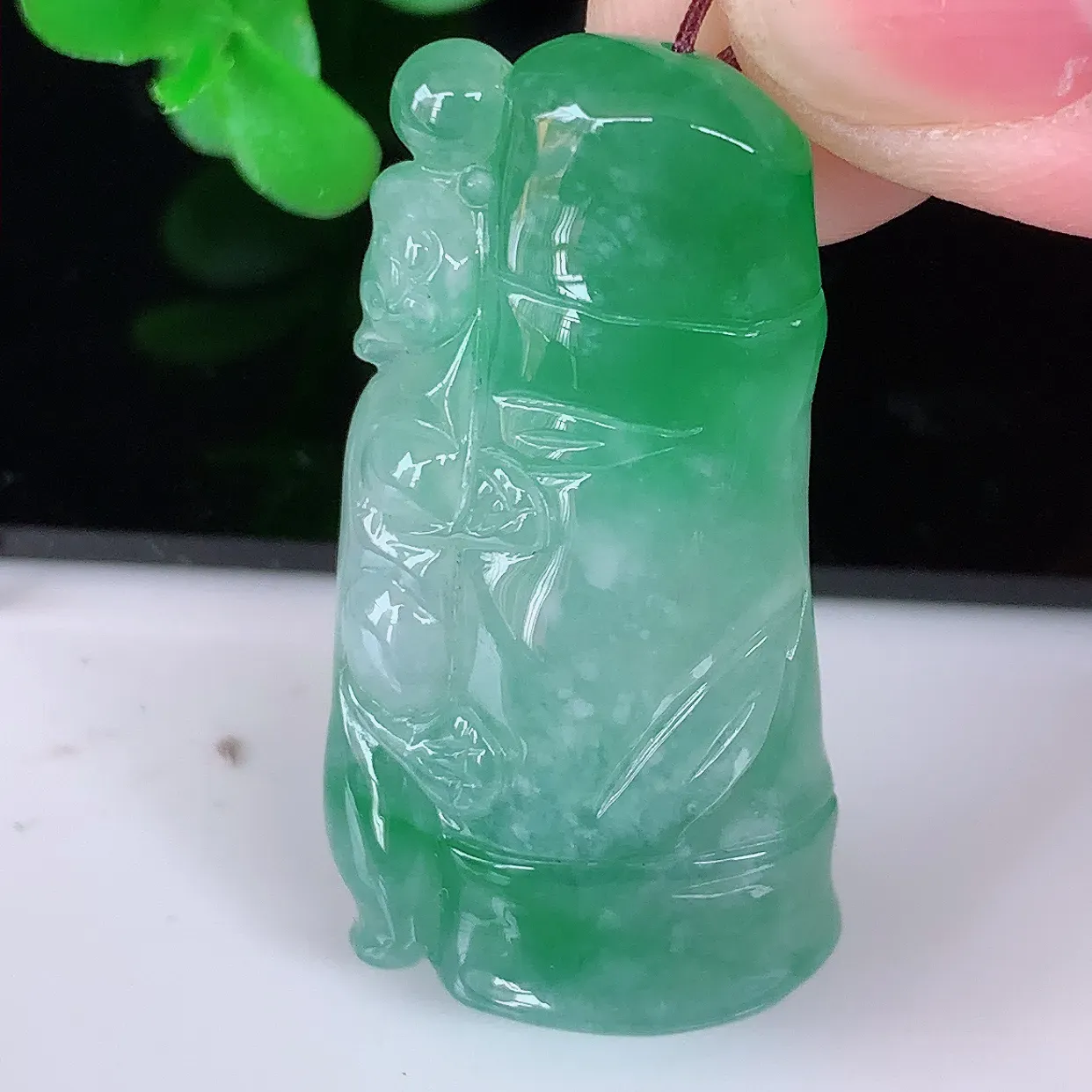自然光实拍，冰飘绿翡翠节节高竹节玉坠，款式时尚大方，竹节寓意好，佩戴事业，学业节节高升！#01.26