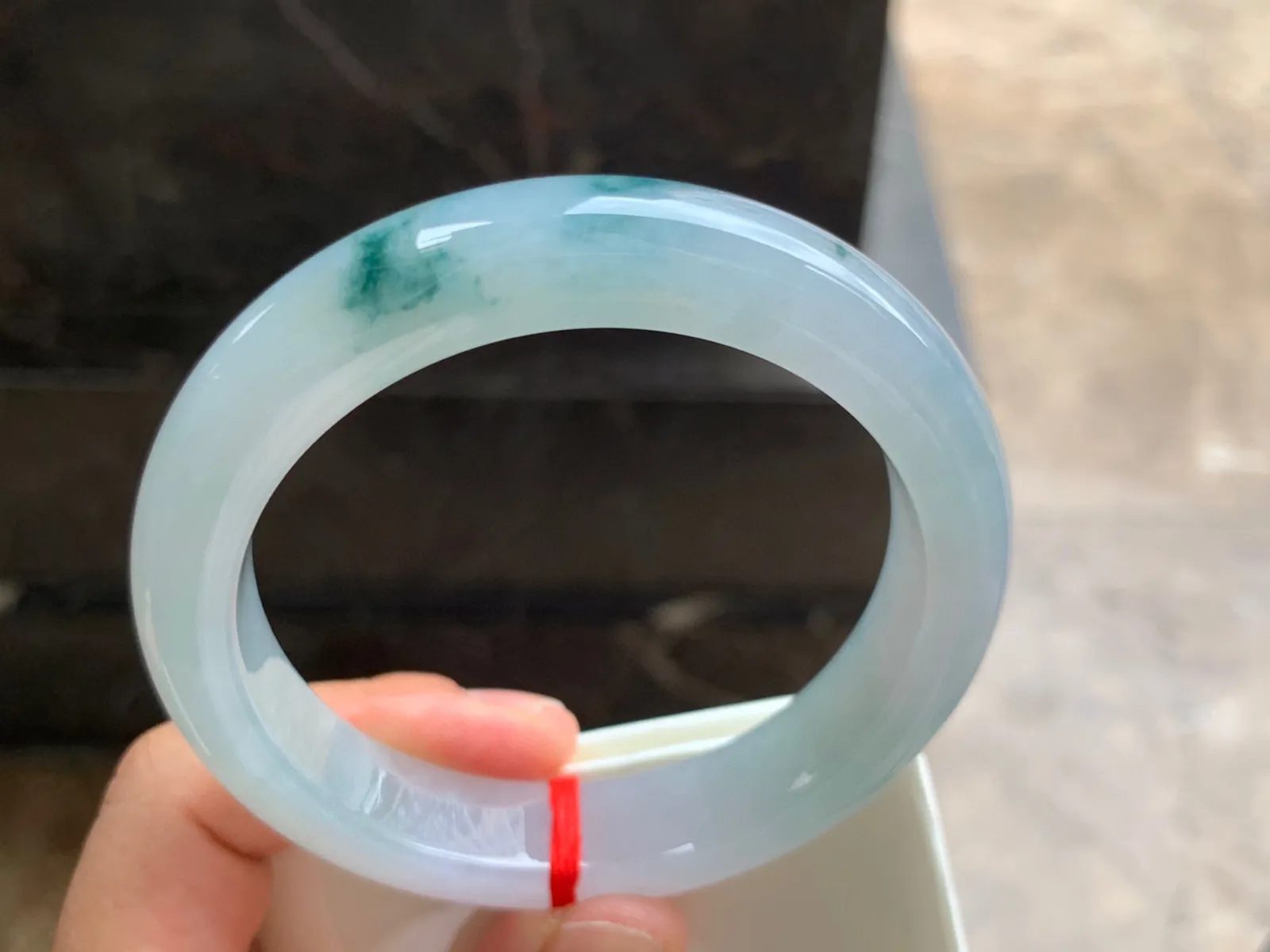 59-12.5-9mm
糯冰飘花大圈口手镯 底子细腻干净 水润蓝花