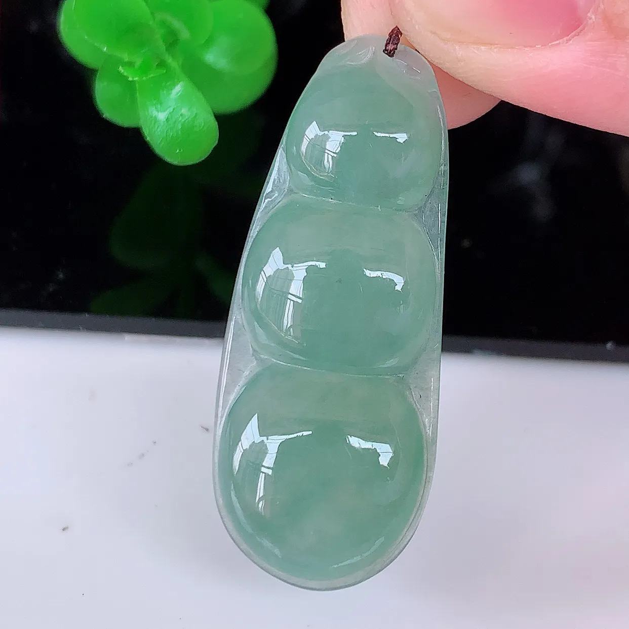 自然光实拍，冰种晴绿翡翠四季豆吊坠，平安豆福豆玉坠，冰润通透，豆粒饱满，寓意：豆蔻年华！#57.26