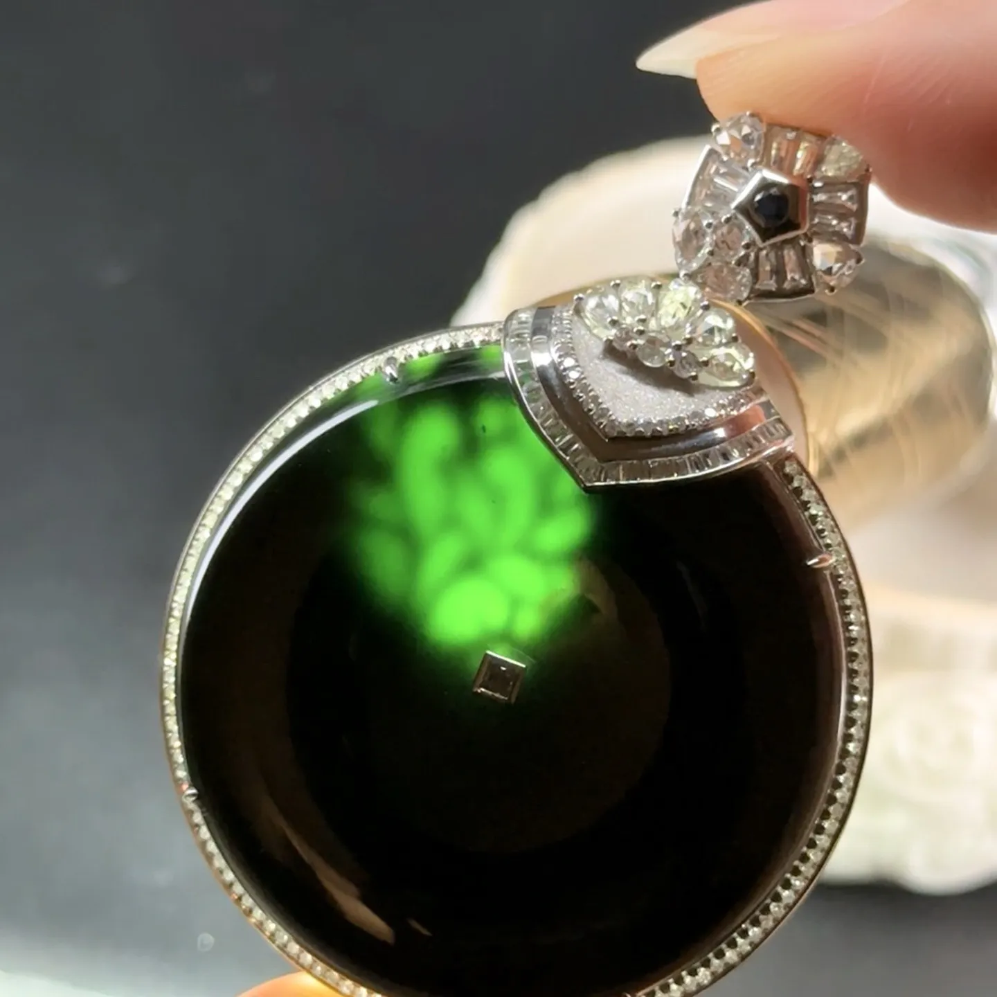 精品墨翠超大平安扣 种好色正 黑度极好 打灯通透 油性十足 收藏佳品