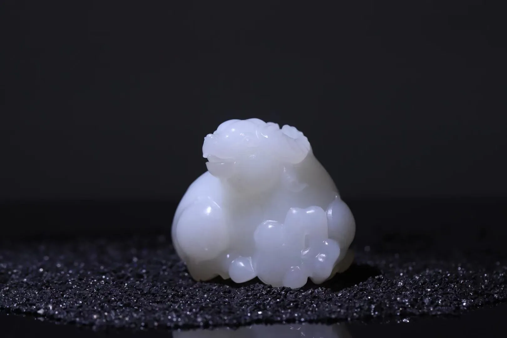 【领头羊】

籽料羊把件，一级白，脂粉浓郁 玉质油润细腻，手感舒适。工艺精湛，造型极具美感，圆雕羊