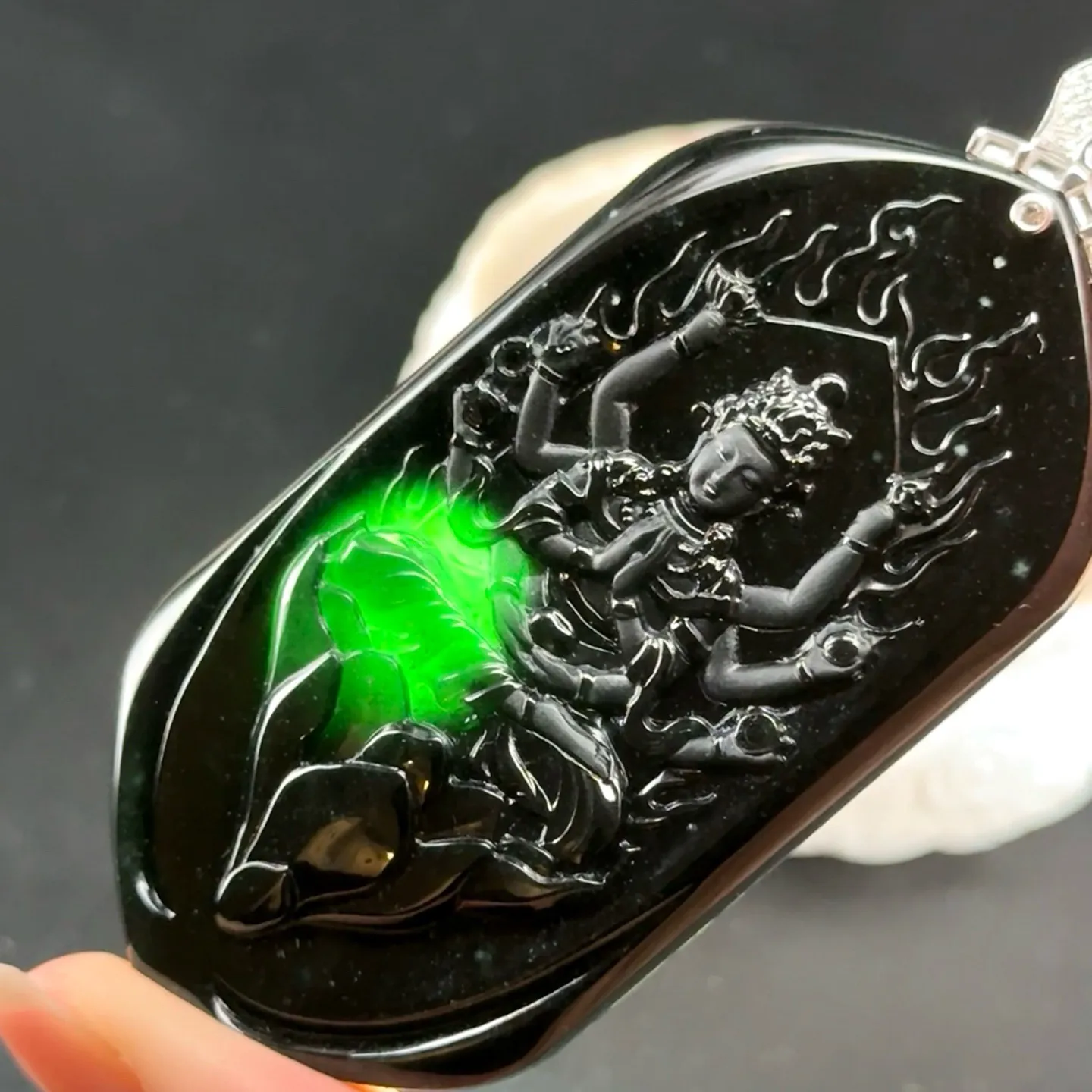 精品墨翠千手观音 种好色正 黑度极好 打灯通透 油性十足