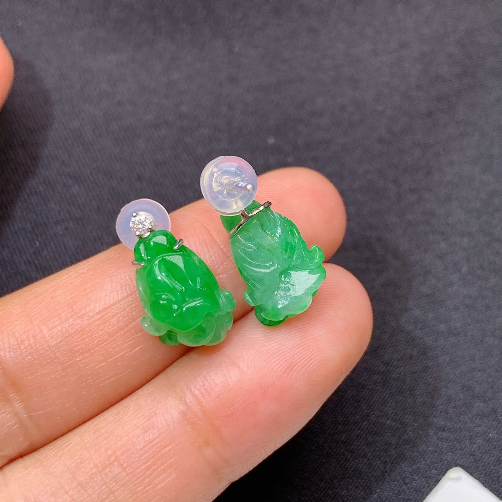 阳绿白菜耳坠，18k金镶嵌，简约时尚，冰润色阳，种水足Zha 尺寸12.7*8.8*4.1