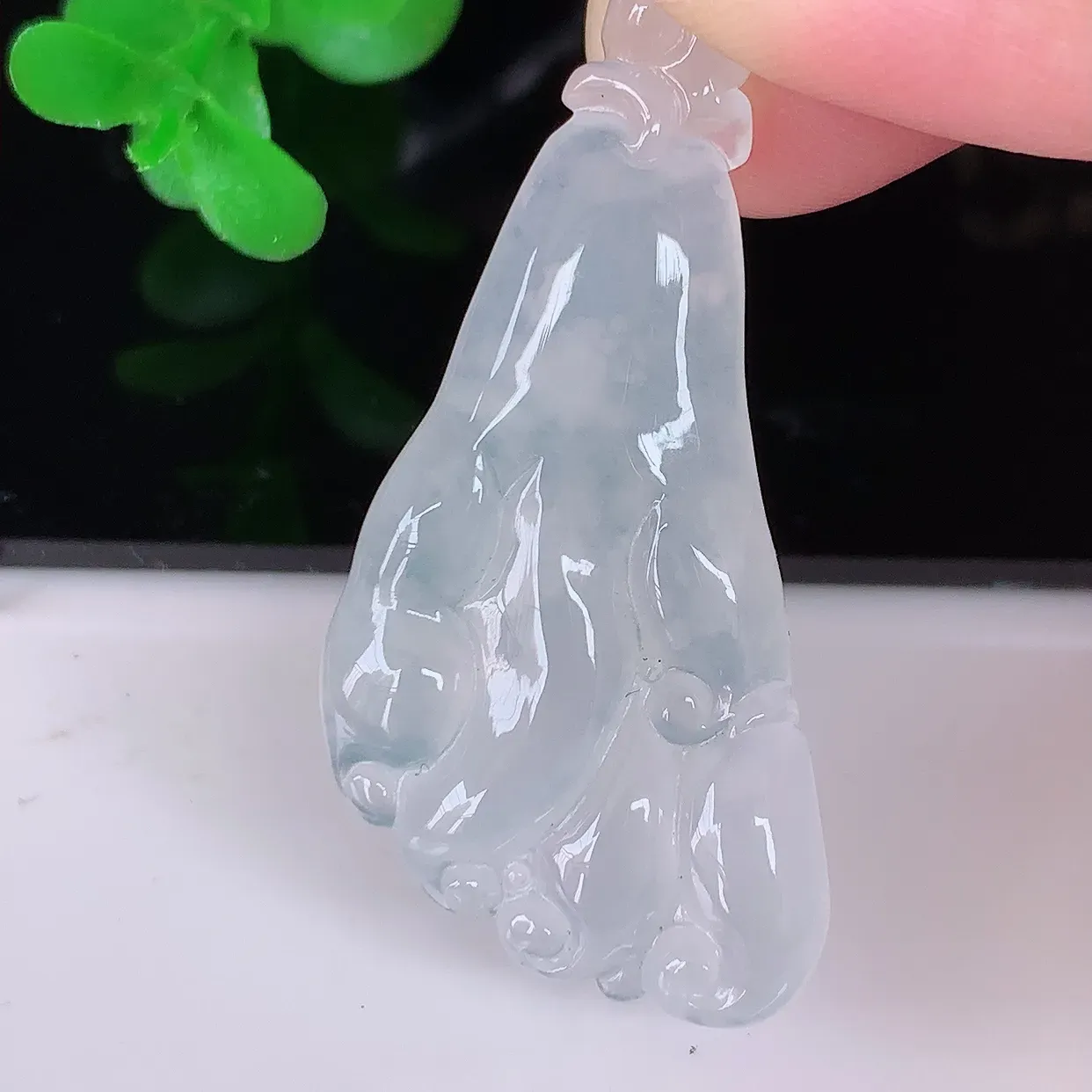 自然光实拍，冰种翡翠佛手吊坠，翠色灵动，种老水足，寓意好，品相佳，佩戴佳品！#01.26