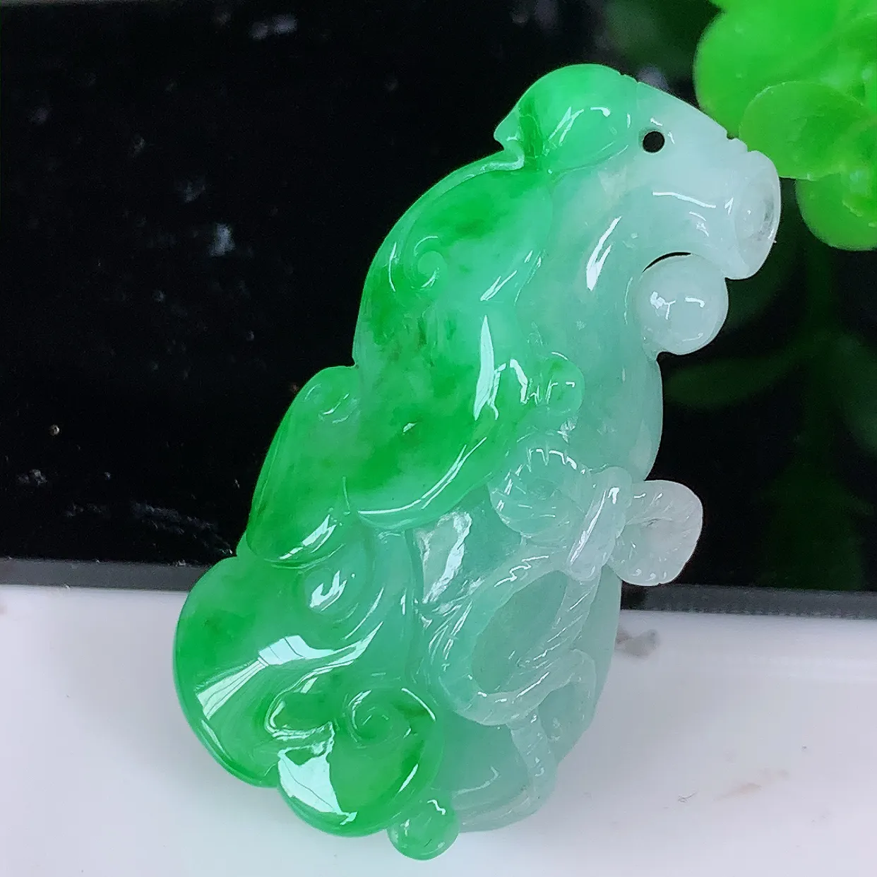 自然光实拍，冰润飘阳绿翡翠如意葫芦吊坠，葫芦寓意福禄双全，财源滚滚，饱满，清新脱俗，佩戴效果优雅迷人！#01.26