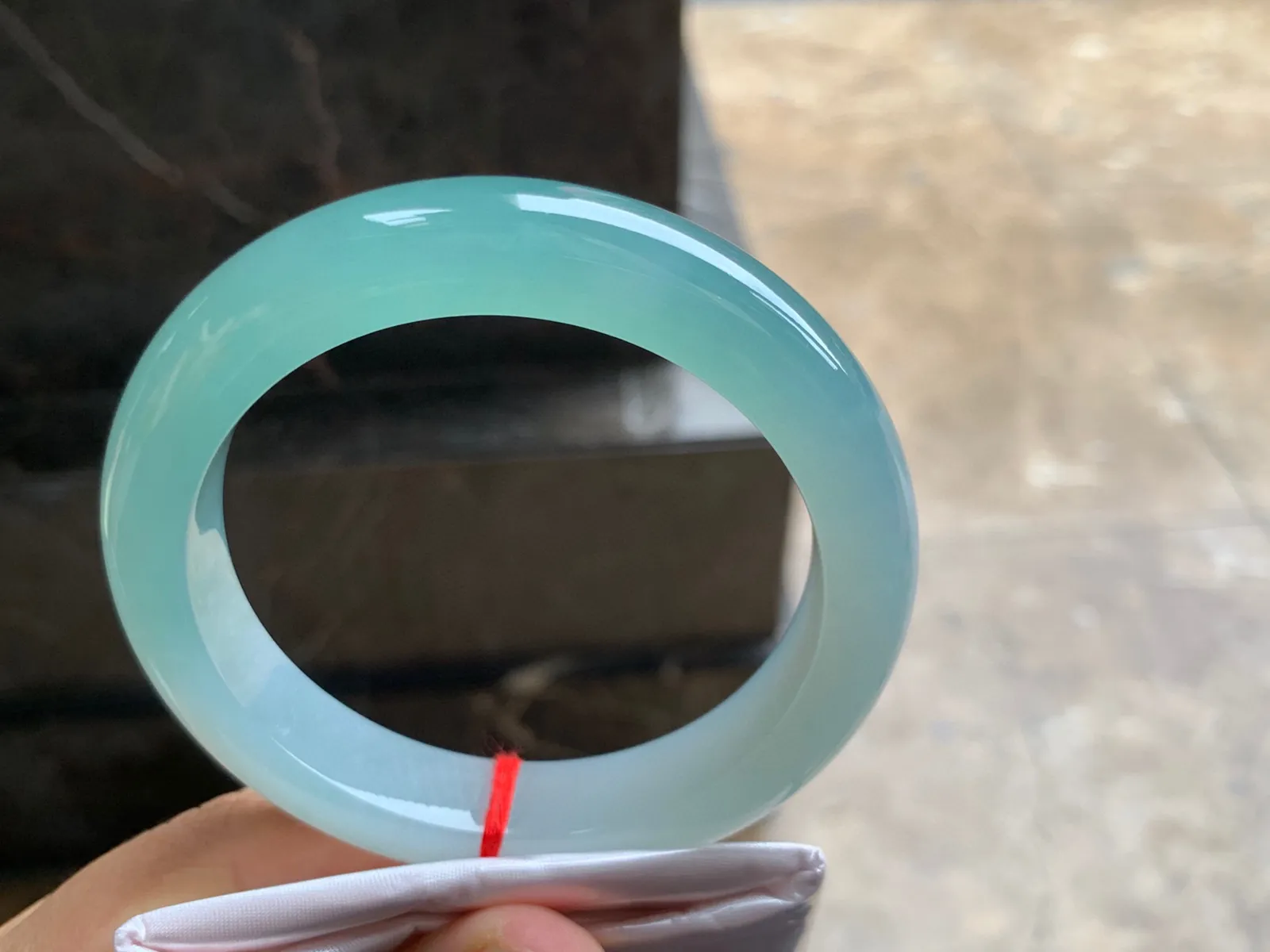 61-13-10mm
冰种湖水绿手镯 颜色漂亮 水润光泽 半山半水