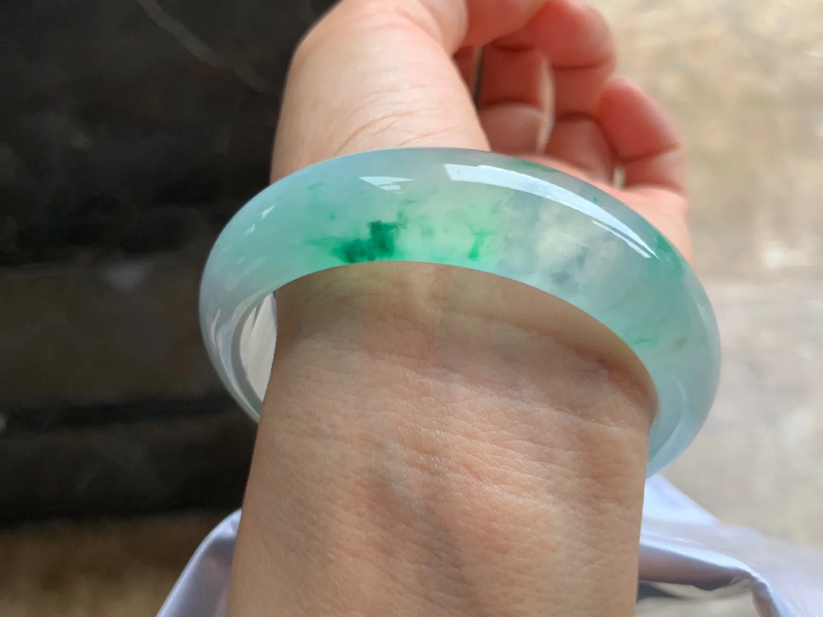 58-15.5-8mm
冰种带色宽版手镯 水润冰透 颜色漂亮 上手大气