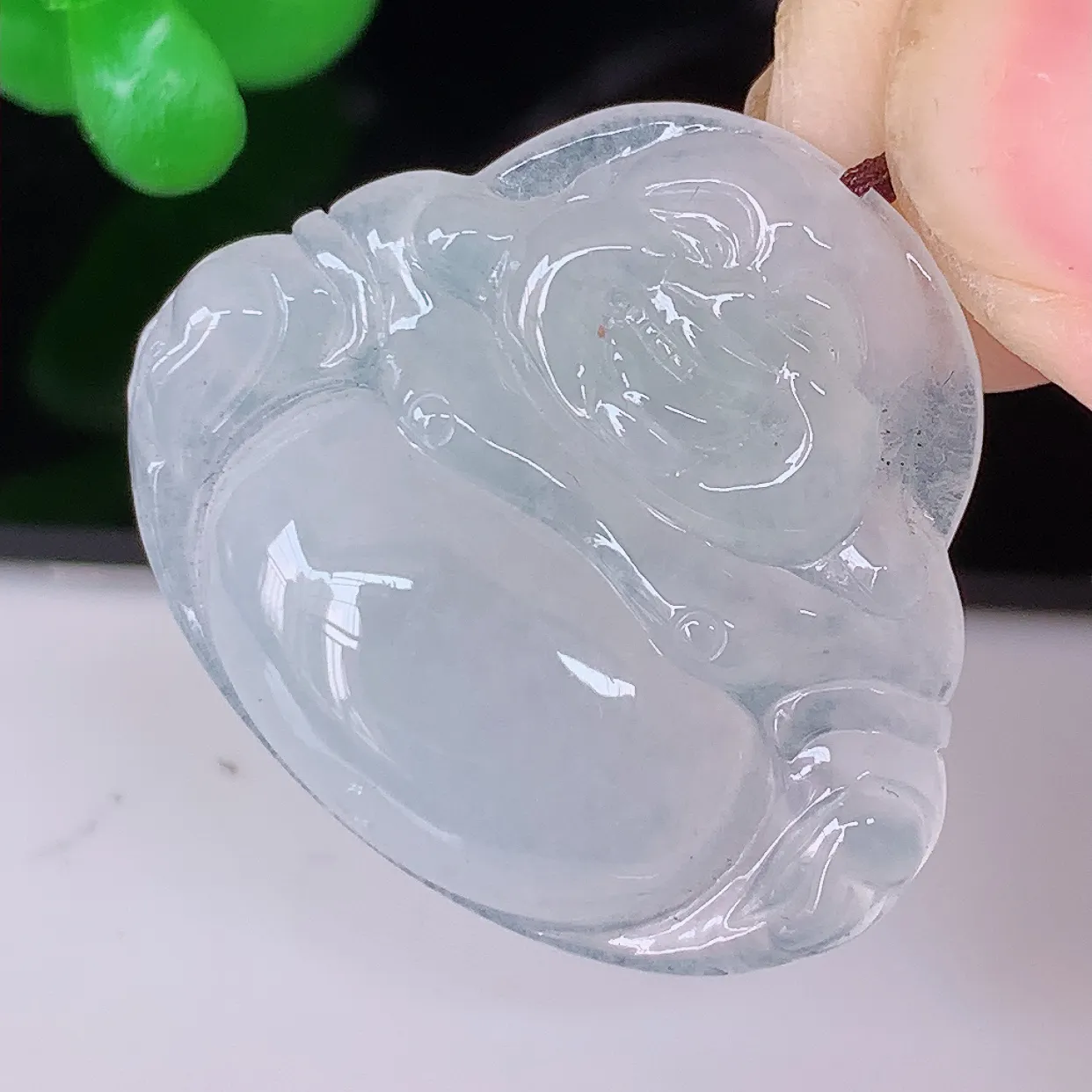 自然光实拍，冰种佛公翡翠吊坠，饱满， 佛公亦保平安，寓意有福（佛公）相伴，品相佳，配戴优雅迷人！#57.26