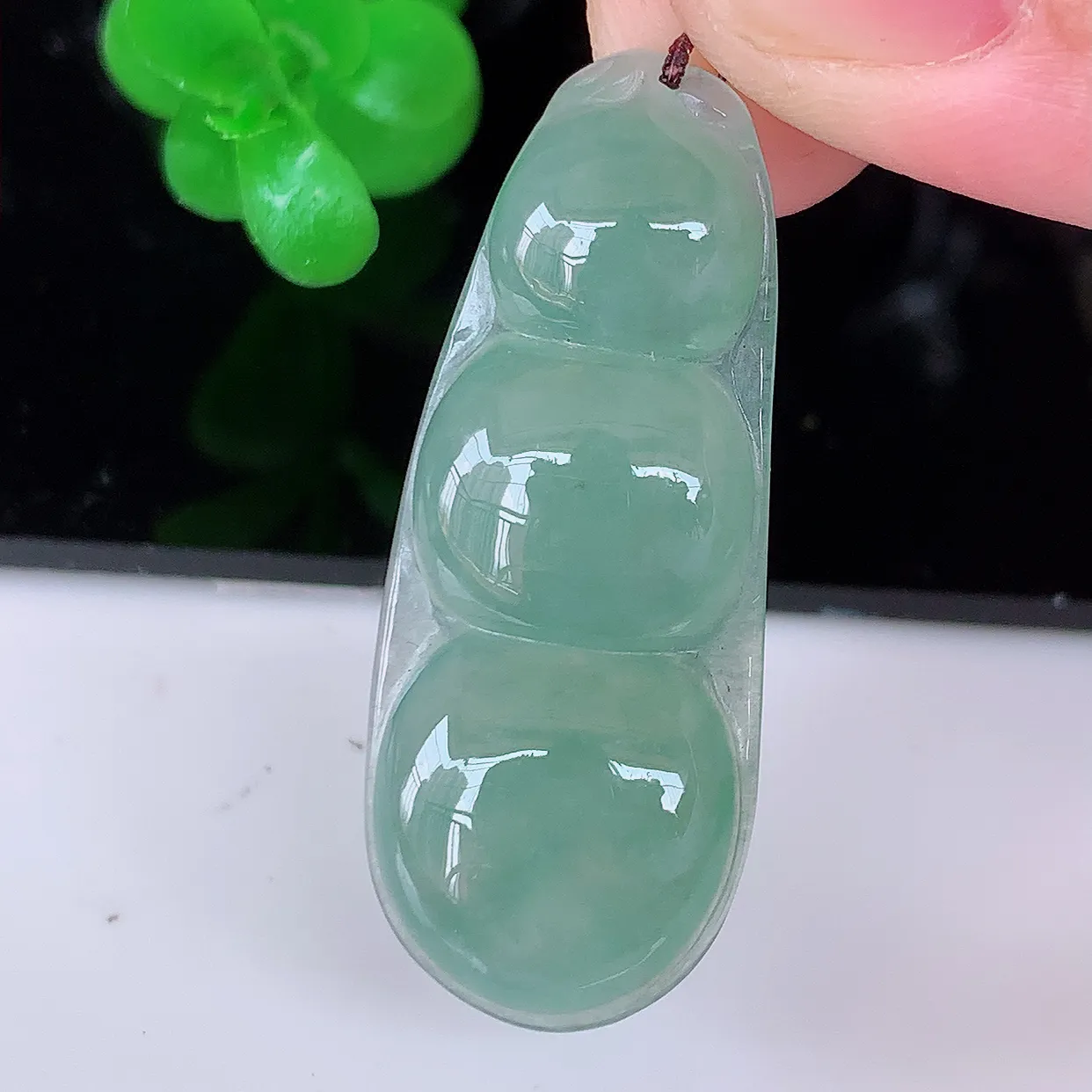自然光实拍，冰种晴绿翡翠四季豆吊坠，平安豆福豆玉坠，冰润通透，豆粒饱满，寓意：豆蔻年华！#57.26