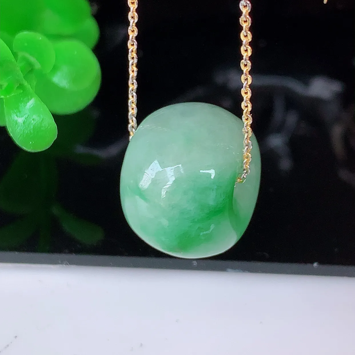 自然光实拍，水润飘绿翡翠路路通吊坠，寓意时来运转、财源滚滚，款式新颖时尚，日常百搭的款！配图银链#05.26