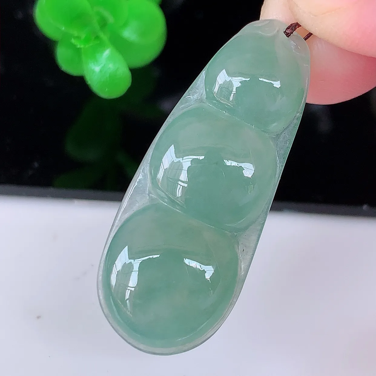 自然光实拍，冰种晴绿翡翠四季豆吊坠，平安豆福豆玉坠，冰润通透，豆粒饱满，寓意：豆蔻年华！#57.26