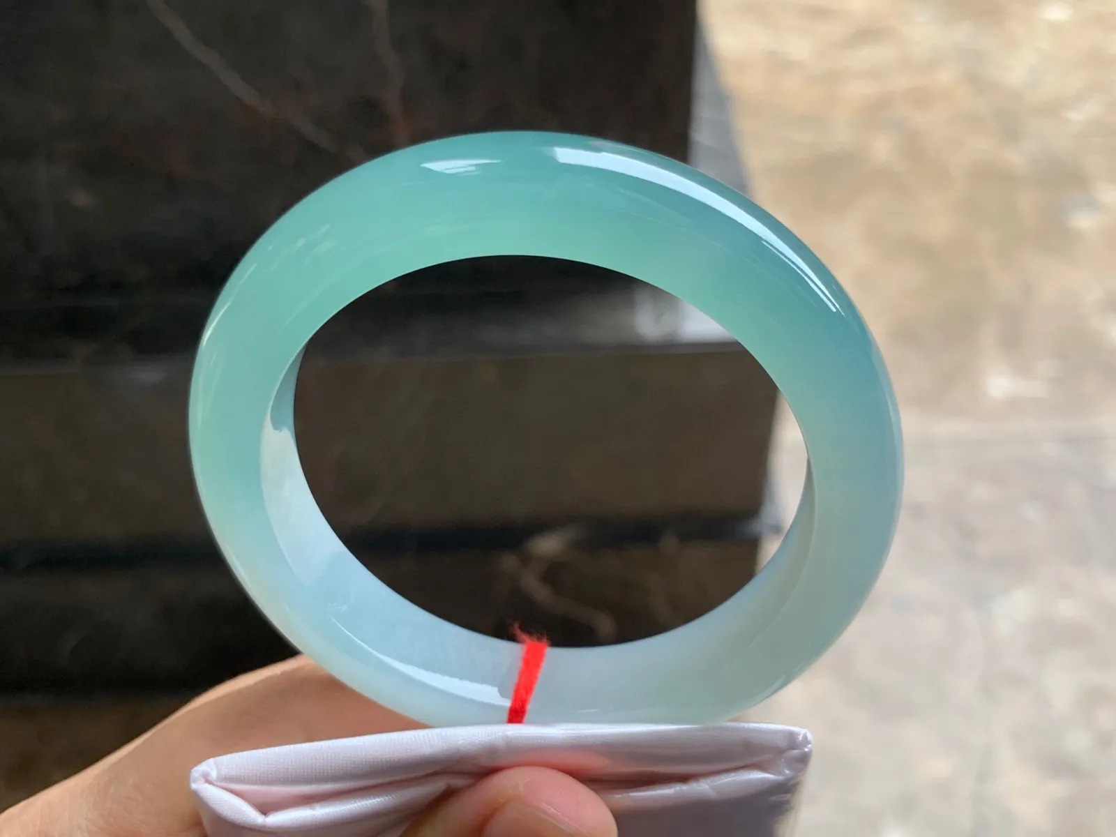 61-13-10mm
冰种湖水绿手镯 颜色漂亮 水润光泽 半山半水